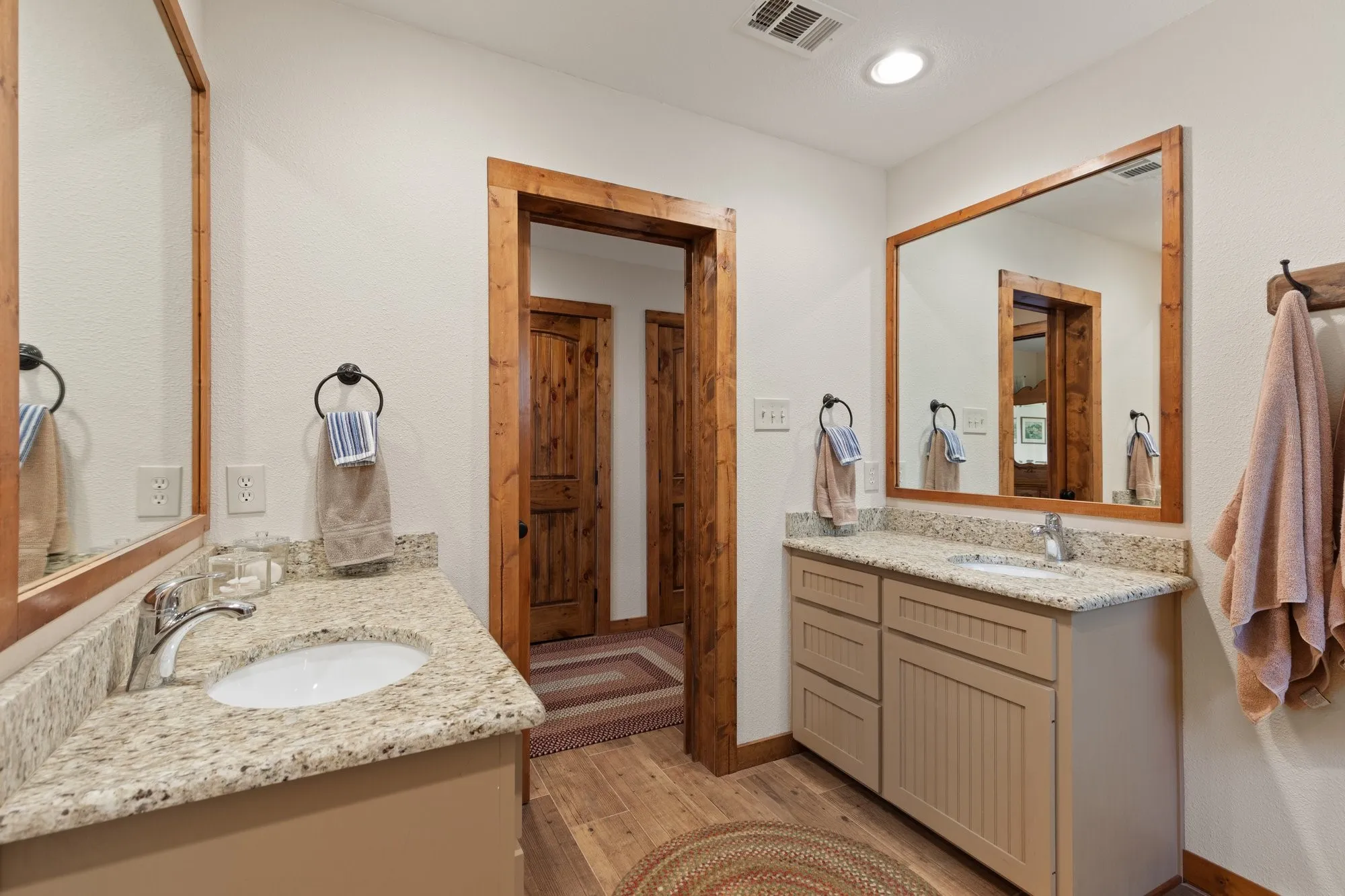 Single Family Residence For Sale in Franklin (TX) County , 400 Windy Point Drive, Mount Vernon, Texas 75457, 3 Bedroom, 3 Bathroom, 1 Garage spaces, 1,300 Sqft, built in 1987, mls#21324647, Real Estate Agent in Mount Vernon, Homes For Sale in Franklin (TX) county, Homes For Sale in Mount Vernon, Realtor in Mount Vernon Texas, Real Estate Brokerage Independent Realty Texas, Luminita Cordes Realtor