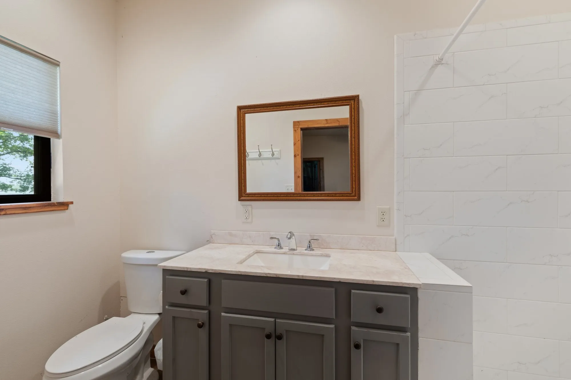 Single Family Residence For Sale in Franklin (TX) County , 400 Windy Point Drive, Mount Vernon, Texas 75457, 3 Bedroom, 3 Bathroom, 1 Garage spaces, 1,300 Sqft, built in 1987, mls#21324647, Real Estate Agent in Mount Vernon, Homes For Sale in Franklin (TX) county, Homes For Sale in Mount Vernon, Realtor in Mount Vernon Texas, Real Estate Brokerage Independent Realty Texas, Luminita Cordes Realtor