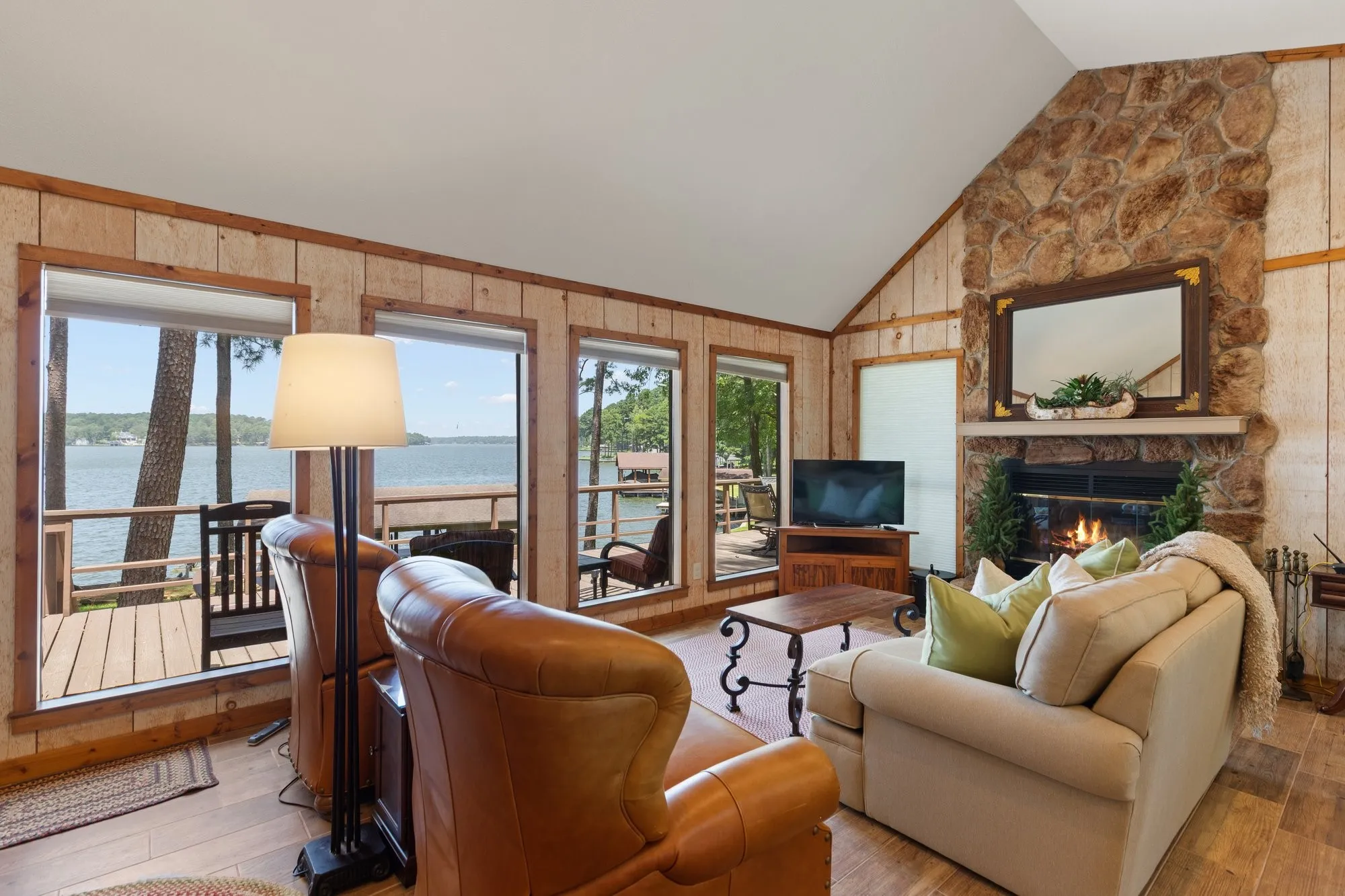 Single Family Residence For Sale in Franklin (TX) County , 400 Windy Point Drive, Mount Vernon, Texas 75457, 3 Bedroom, 3 Bathroom, 1 Garage spaces, 1,300 Sqft, built in 1987, mls#21324647, Real Estate Agent in Mount Vernon, Homes For Sale in Franklin (TX) county, Homes For Sale in Mount Vernon, Realtor in Mount Vernon Texas, Real Estate Brokerage Independent Realty Texas, Luminita Cordes Realtor