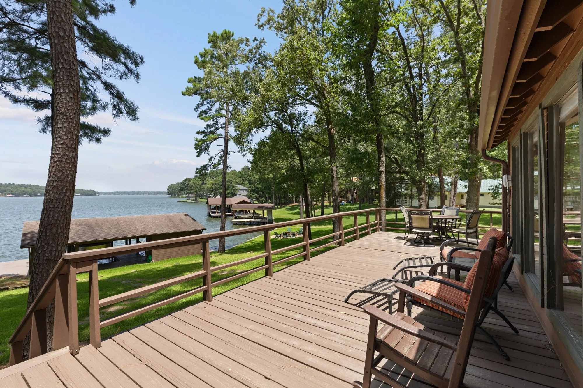 Single Family Residence For Sale in Franklin (TX) County , 400 Windy Point Drive, Mount Vernon, Texas 75457, 3 Bedroom, 3 Bathroom, 1 Garage spaces, 1,300 Sqft, built in 1987, mls#21324647, Real Estate Agent in Mount Vernon, Homes For Sale in Franklin (TX) county, Homes For Sale in Mount Vernon, Realtor in Mount Vernon Texas, Real Estate Brokerage Independent Realty Texas, Luminita Cordes Realtor