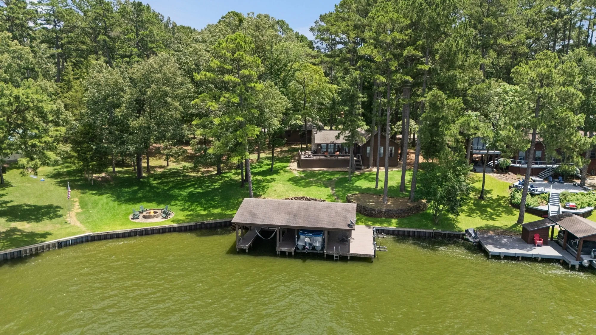 Single Family Residence For Sale in Franklin (TX) County , 400 Windy Point Drive, Mount Vernon, Texas 75457, 3 Bedroom, 3 Bathroom, 1 Garage spaces, 1,300 Sqft, built in 1987, mls#21324647, Real Estate Agent in Mount Vernon, Homes For Sale in Franklin (TX) county, Homes For Sale in Mount Vernon, Realtor in Mount Vernon Texas, Real Estate Brokerage Independent Realty Texas, Luminita Cordes Realtor