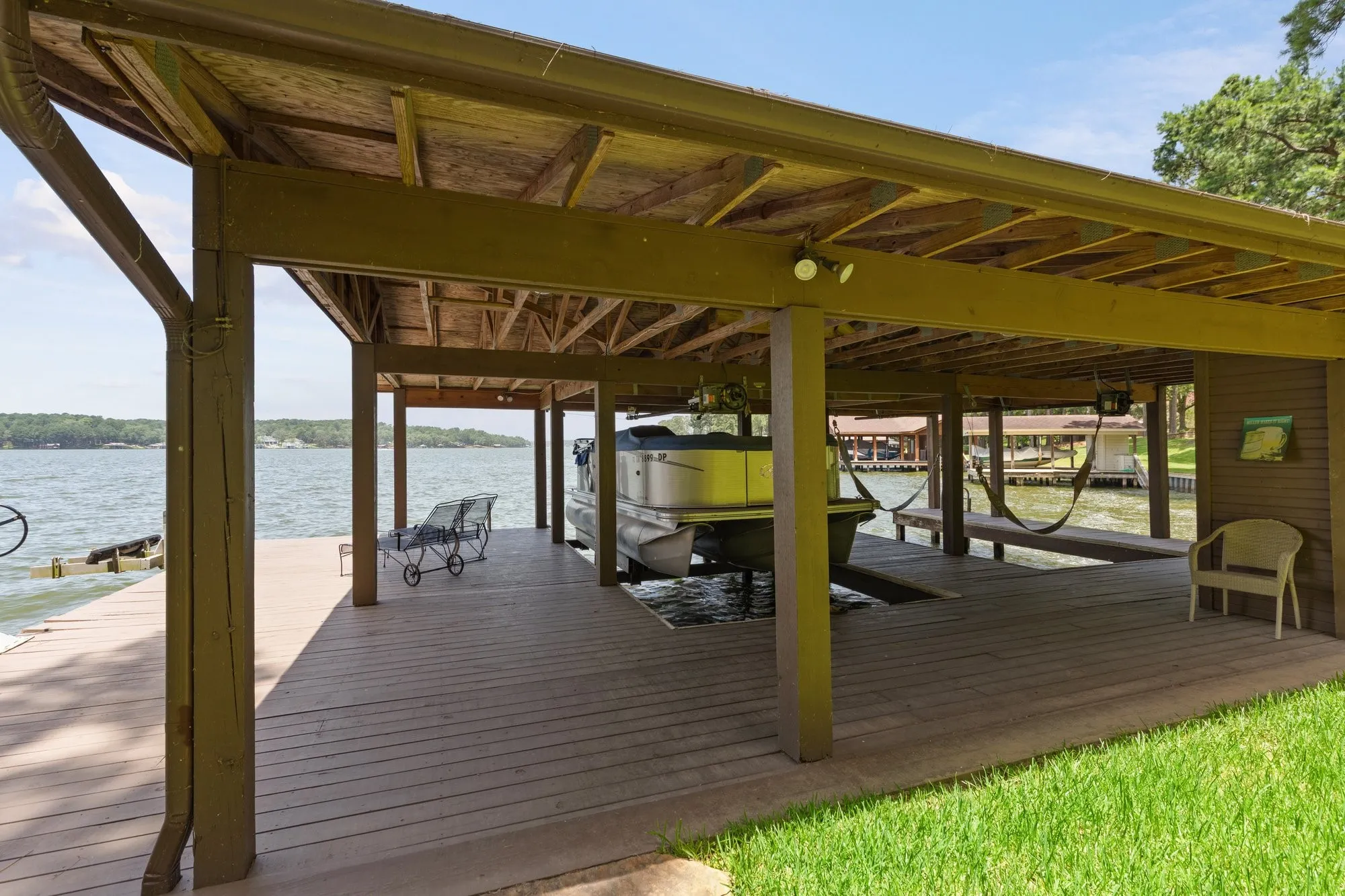 Single Family Residence For Sale in Franklin (TX) County , 400 Windy Point Drive, Mount Vernon, Texas 75457, 3 Bedroom, 3 Bathroom, 1 Garage spaces, 1,300 Sqft, built in 1987, mls#21324647, Real Estate Agent in Mount Vernon, Homes For Sale in Franklin (TX) county, Homes For Sale in Mount Vernon, Realtor in Mount Vernon Texas, Real Estate Brokerage Independent Realty Texas, Luminita Cordes Realtor