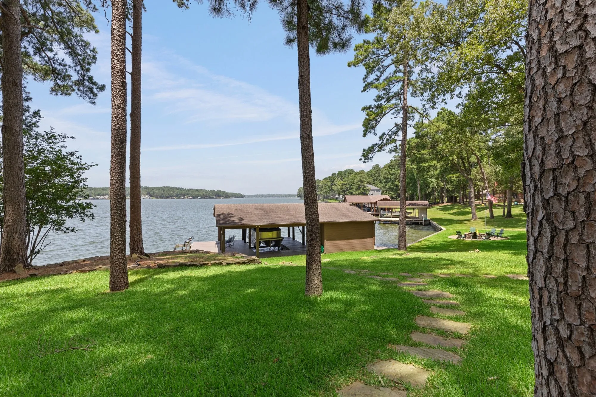 Single Family Residence For Sale in Franklin (TX) County , 400 Windy Point Drive, Mount Vernon, Texas 75457, 3 Bedroom, 3 Bathroom, 1 Garage spaces, 1,300 Sqft, built in 1987, mls#21324647, Real Estate Agent in Mount Vernon, Homes For Sale in Franklin (TX) county, Homes For Sale in Mount Vernon, Realtor in Mount Vernon Texas, Real Estate Brokerage Independent Realty Texas, Luminita Cordes Realtor