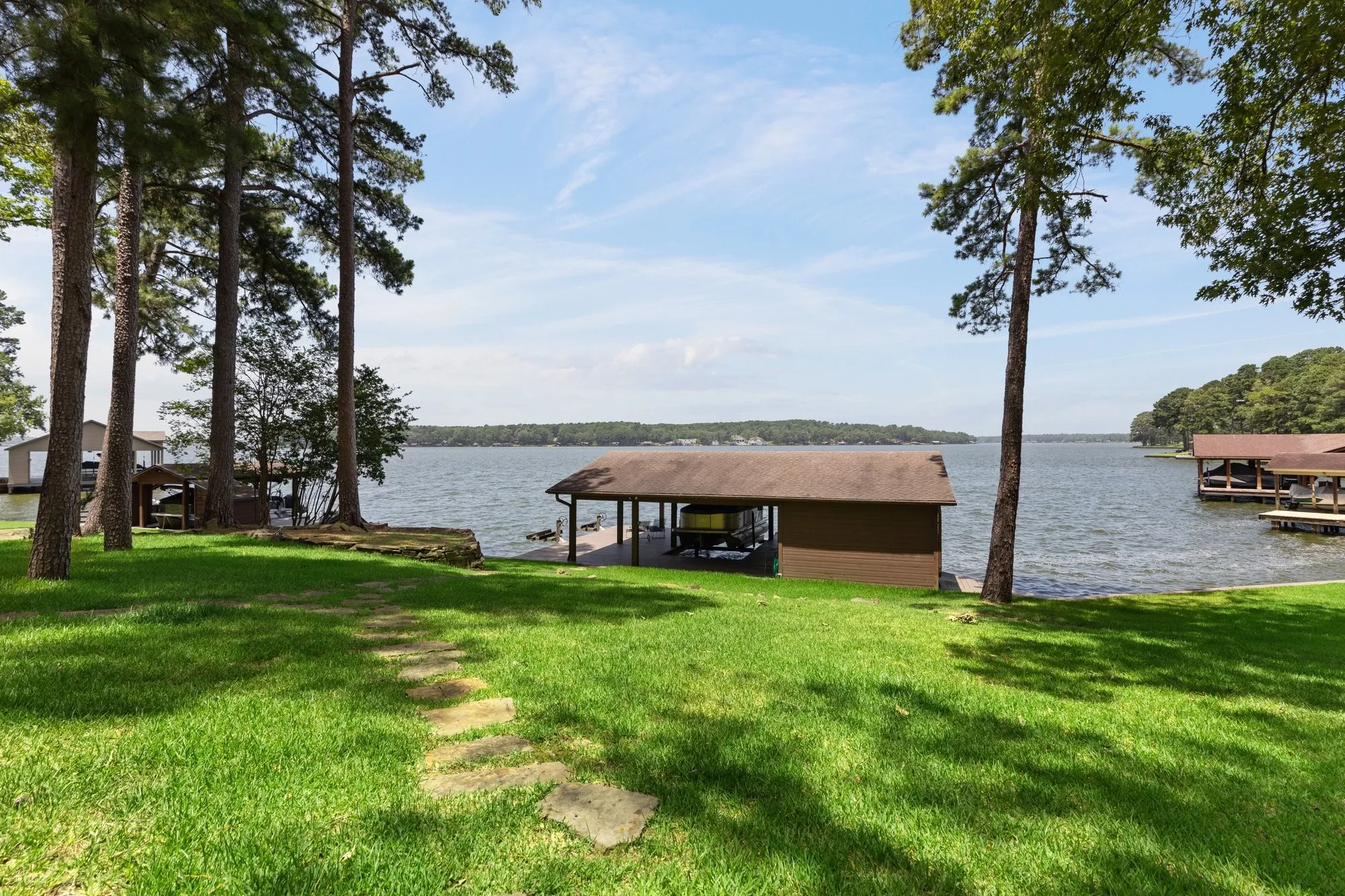 Single Family Residence For Sale in Franklin (TX) County , 400 Windy Point Drive, Mount Vernon, Texas 75457, 3 Bedroom, 3 Bathroom, 1 Garage spaces, 1,300 Sqft, built in 1987, mls#21324647, Real Estate Agent in Mount Vernon, Homes For Sale in Franklin (TX) county, Homes For Sale in Mount Vernon, Realtor in Mount Vernon Texas, Real Estate Brokerage Independent Realty Texas, Luminita Cordes Realtor