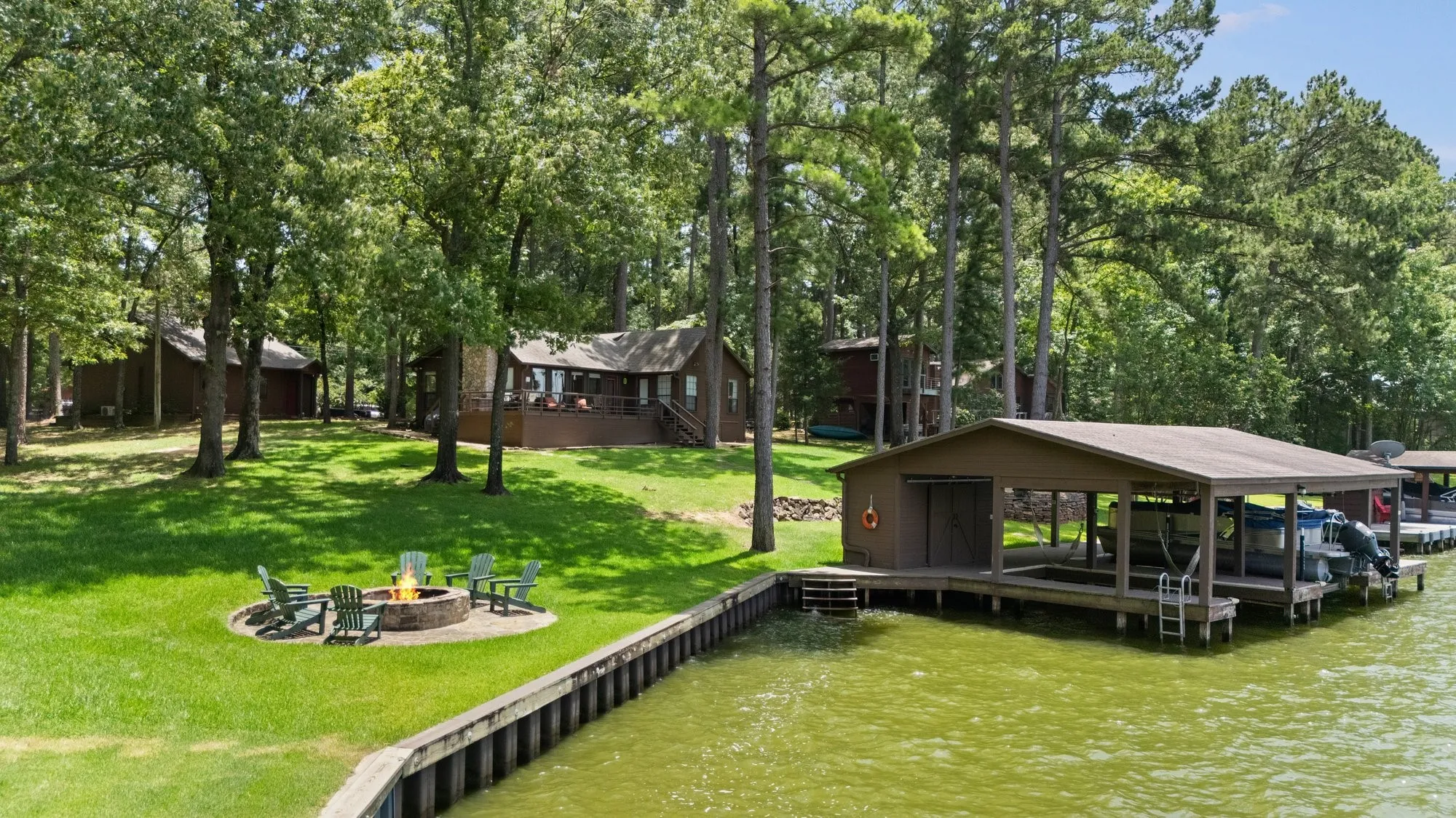 Single Family Residence For Sale in Franklin (TX) County , 400 Windy Point Drive, Mount Vernon, Texas 75457, 3 Bedroom, 3 Bathroom, 1 Garage spaces, 1,300 Sqft, built in 1987, mls#21324647, Real Estate Agent in Mount Vernon, Homes For Sale in Franklin (TX) county, Homes For Sale in Mount Vernon, Realtor in Mount Vernon Texas, Real Estate Brokerage Independent Realty Texas, Luminita Cordes Realtor