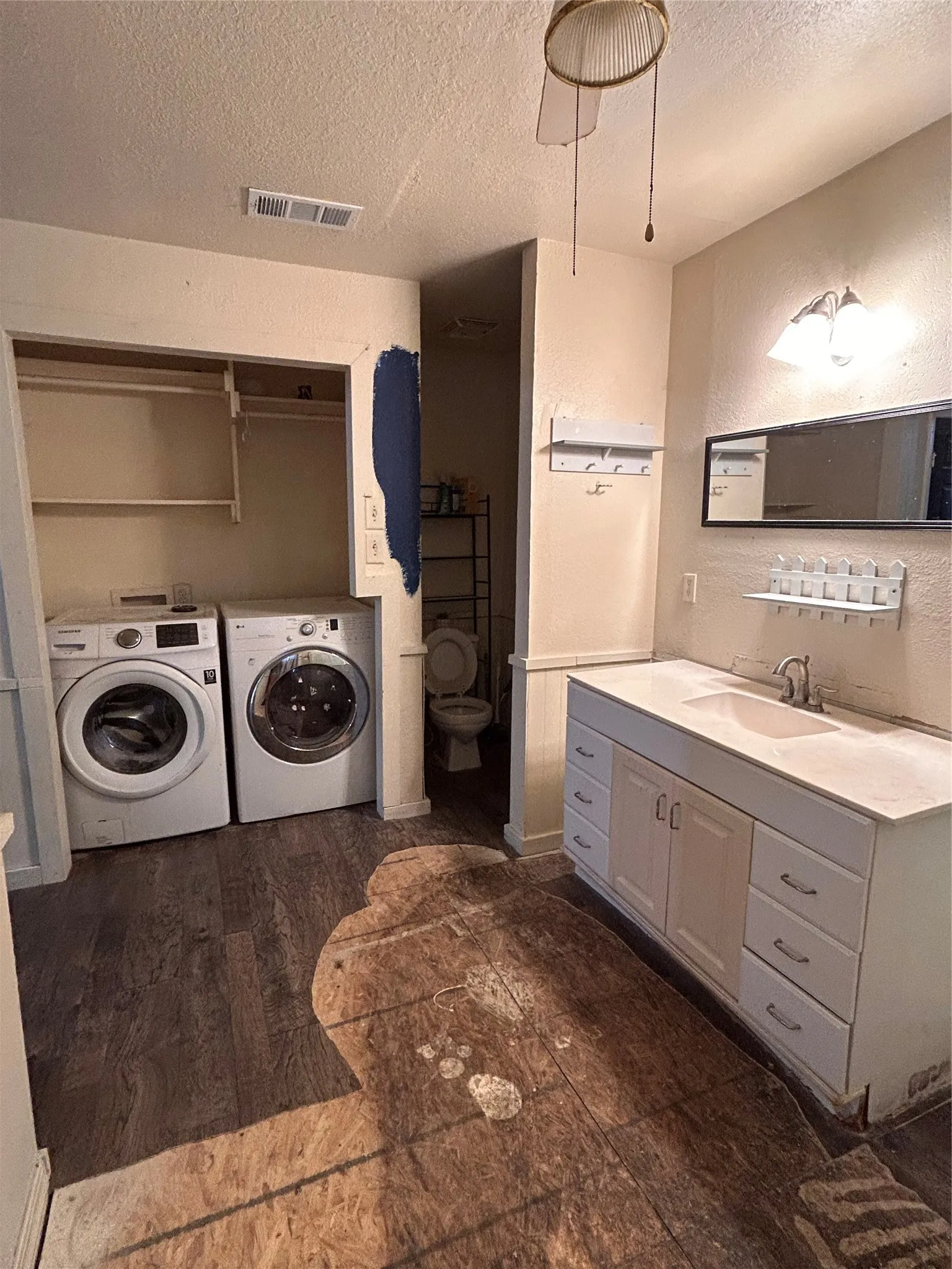 Single Family Residence For Sale in Van Zandt County , 130 CR 3821, Wills Point, Texas 75169, 2 Bedroom, 2 Bathroom, Garage spaces, 1,152 Sqft, built in 1993, mls#21324650, Real Estate Agent in Wills Point, Homes For Sale in Van Zandt county, Homes For Sale in Wills Point, Realtor in Wills Point Texas, Real Estate Brokerage Independent Realty Texas, Luminita Cordes Realtor