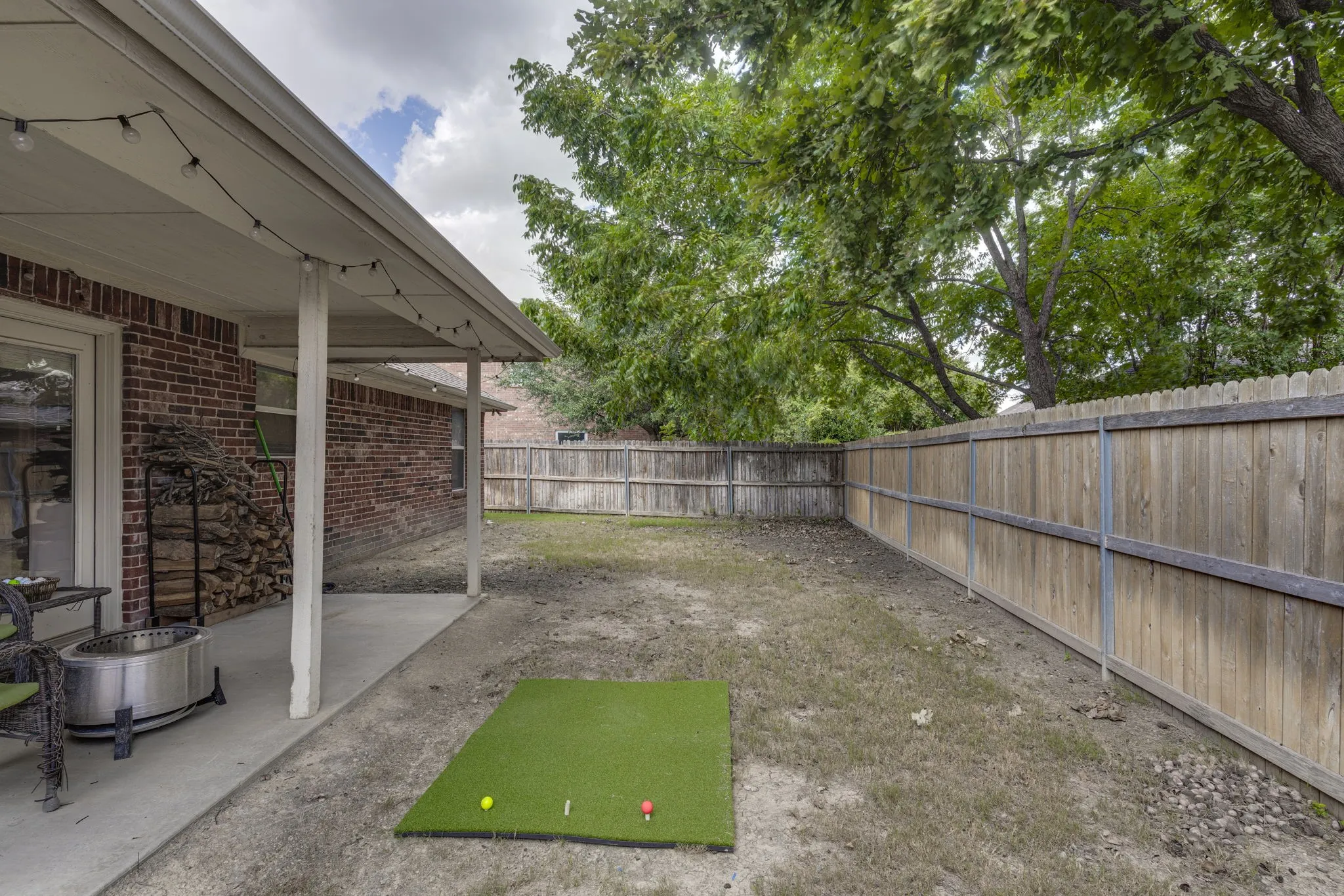 Single Family Residence For Sale in Tarrant County , 304 Mary Kay Court, Burleson, Texas 76028, 3 Bedroom, 2 Bathroom, 2 Garage spaces, 1,679 Sqft, built in 2003, mls#21324116, Real Estate Agent in Burleson, Homes For Sale in Tarrant county, Homes For Sale in Burleson, Realtor in Burleson Texas, Real Estate Brokerage Independent Realty Texas, Luminita Cordes Realtor