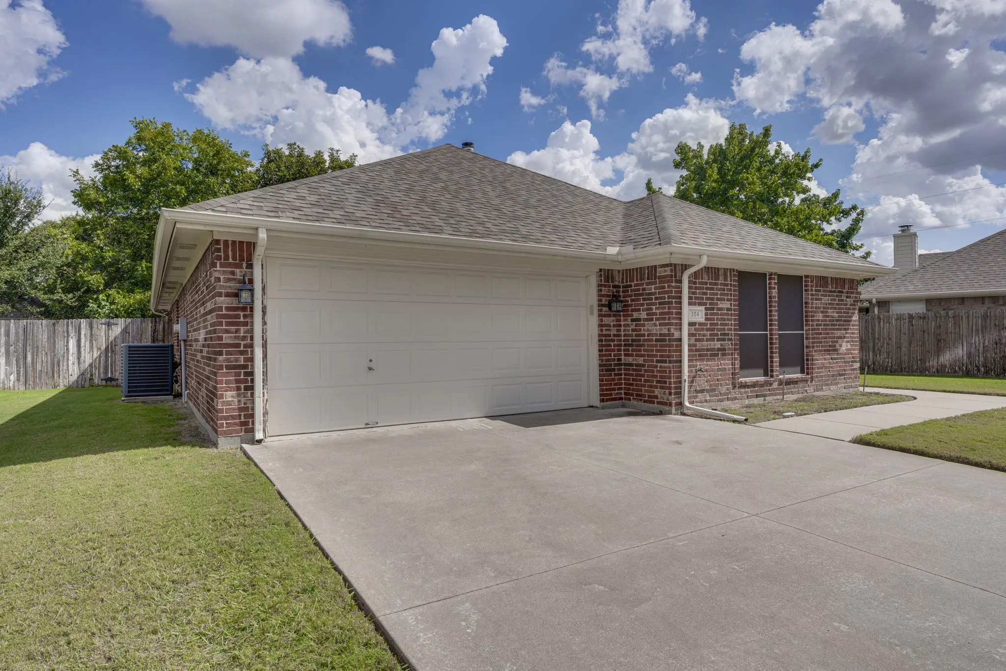 Single Family Residence For Sale in Tarrant County , 304 Mary Kay Court, Burleson, Texas 76028, 3 Bedroom, 2 Bathroom, 2 Garage spaces, 1,679 Sqft, built in 2003, mls#21324116, Real Estate Agent in Burleson, Homes For Sale in Tarrant county, Homes For Sale in Burleson, Realtor in Burleson Texas, Real Estate Brokerage Independent Realty Texas, Luminita Cordes Realtor