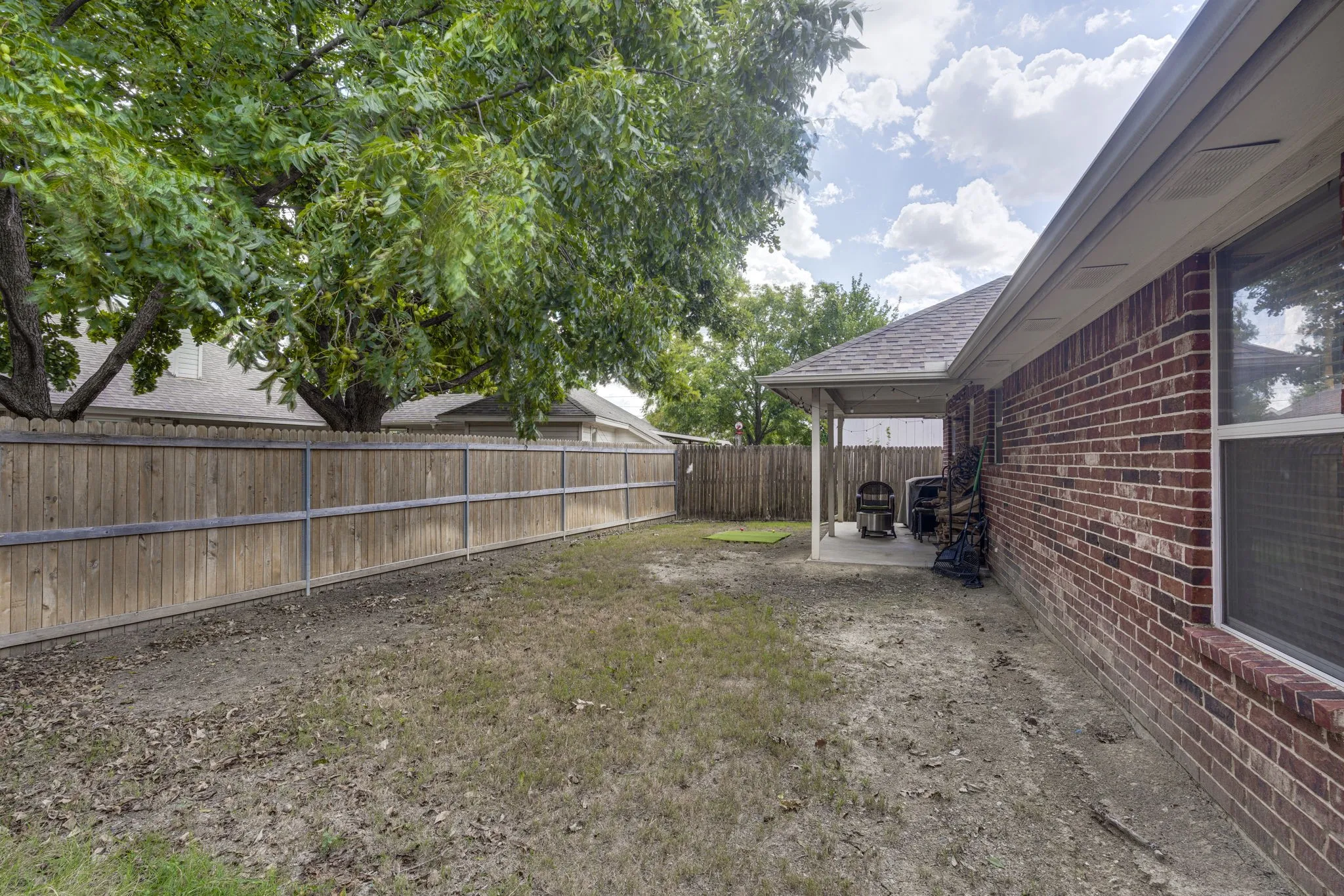 Single Family Residence For Sale in Tarrant County , 304 Mary Kay Court, Burleson, Texas 76028, 3 Bedroom, 2 Bathroom, 2 Garage spaces, 1,679 Sqft, built in 2003, mls#21324116, Real Estate Agent in Burleson, Homes For Sale in Tarrant county, Homes For Sale in Burleson, Realtor in Burleson Texas, Real Estate Brokerage Independent Realty Texas, Luminita Cordes Realtor