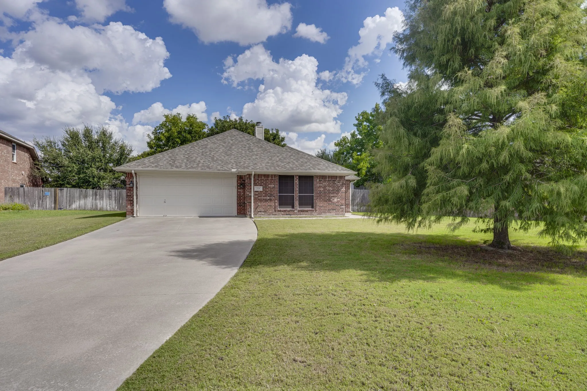 Single Family Residence For Sale in Tarrant County , 304 Mary Kay Court, Burleson, Texas 76028, 3 Bedroom, 2 Bathroom, 2 Garage spaces, 1,679 Sqft, built in 2003, mls#21324116, Real Estate Agent in Burleson, Homes For Sale in Tarrant county, Homes For Sale in Burleson, Realtor in Burleson Texas, Real Estate Brokerage Independent Realty Texas, Luminita Cordes Realtor