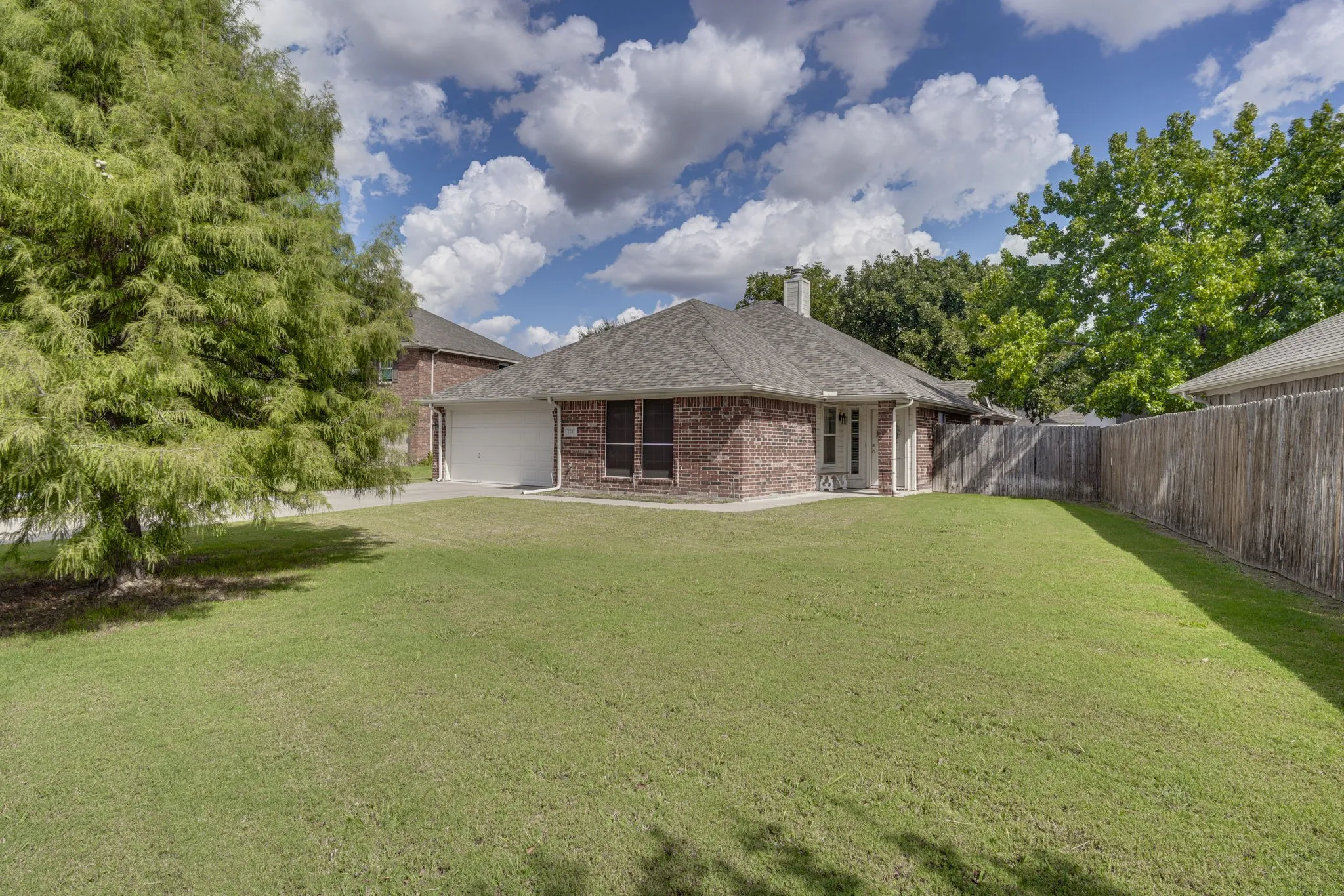Single Family Residence For Sale in Tarrant County , 304 Mary Kay Court, Burleson, Texas 76028, 3 Bedroom, 2 Bathroom, 2 Garage spaces, 1,679 Sqft, built in 2003, mls#21324116, Real Estate Agent in Burleson, Homes For Sale in Tarrant county, Homes For Sale in Burleson, Realtor in Burleson Texas, Real Estate Brokerage Independent Realty Texas, Luminita Cordes Realtor