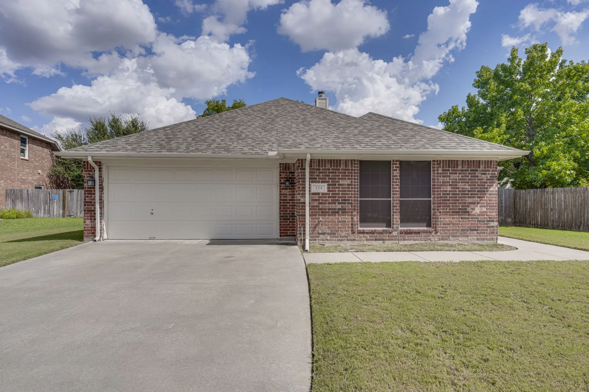 Single Family Residence For Sale in Tarrant County , 304 Mary Kay Court, Burleson, Texas 76028, 3 Bedroom, 2 Bathroom, 2 Garage spaces, 1,679 Sqft, built in 2003, mls#21324116, Real Estate Agent in Burleson, Homes For Sale in Tarrant county, Homes For Sale in Burleson, Realtor in Burleson Texas, Real Estate Brokerage Independent Realty Texas, Luminita Cordes Realtor