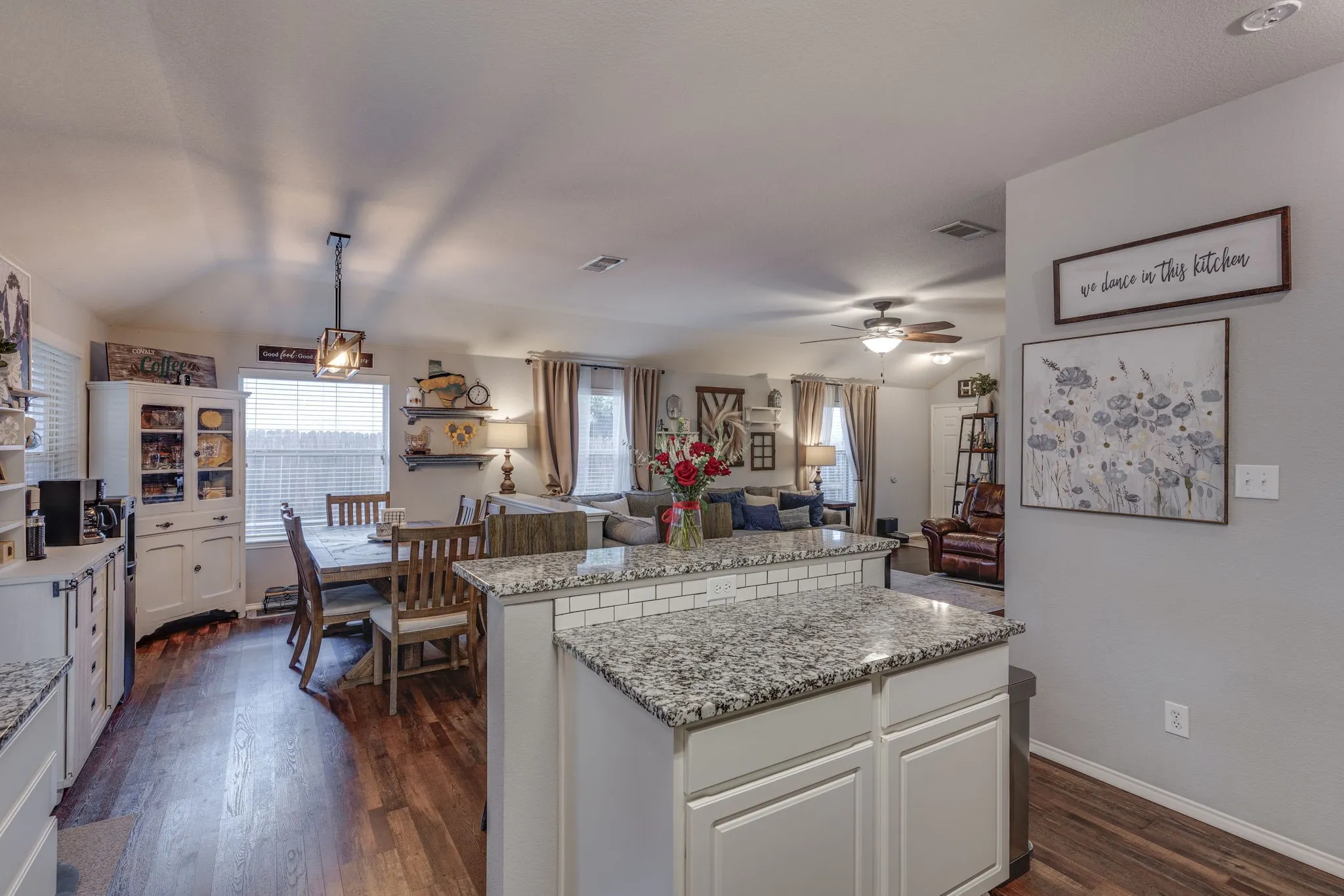 Single Family Residence For Sale in Tarrant County , 304 Mary Kay Court, Burleson, Texas 76028, 3 Bedroom, 2 Bathroom, 2 Garage spaces, 1,679 Sqft, built in 2003, mls#21324116, Real Estate Agent in Burleson, Homes For Sale in Tarrant county, Homes For Sale in Burleson, Realtor in Burleson Texas, Real Estate Brokerage Independent Realty Texas, Luminita Cordes Realtor