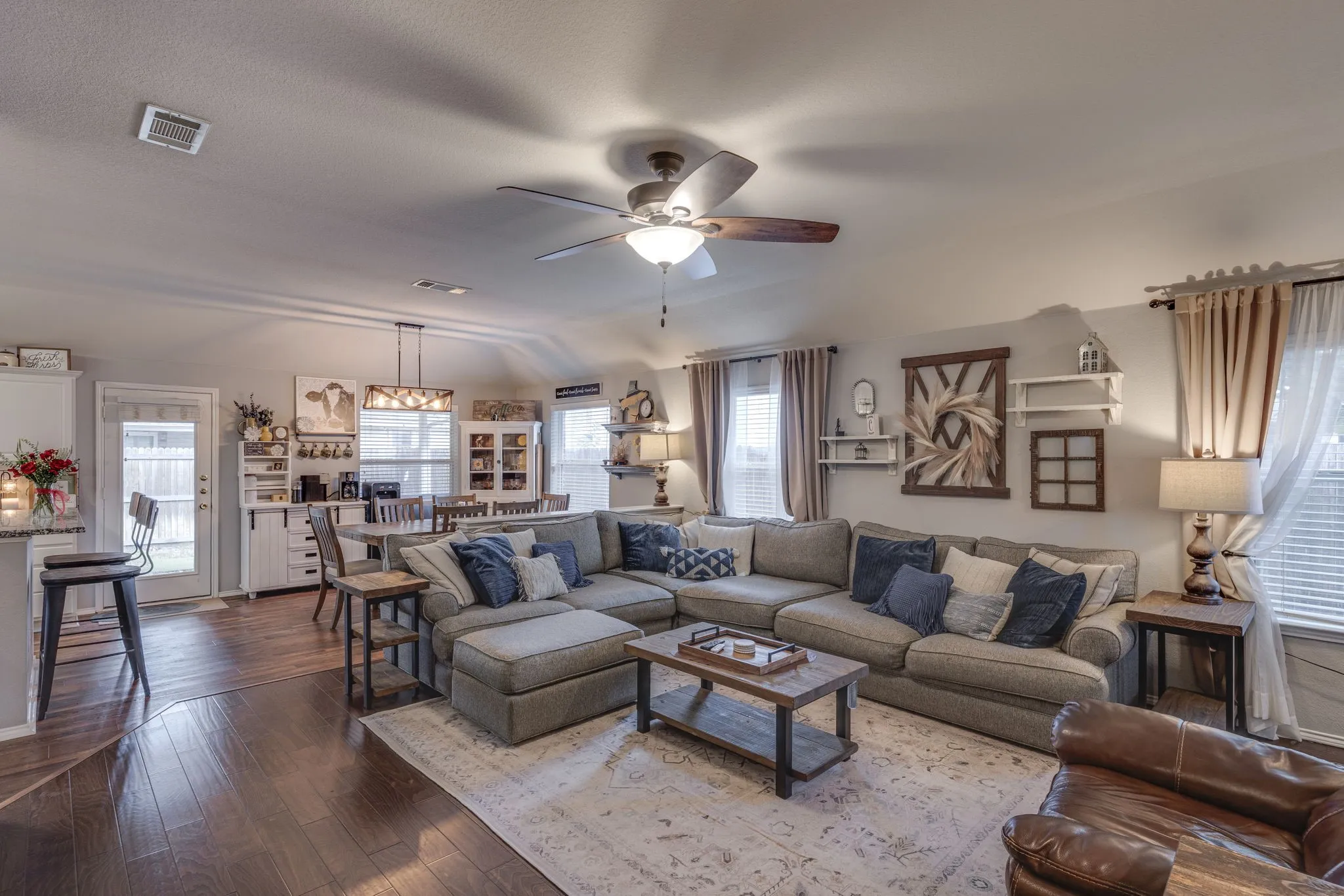 Single Family Residence For Sale in Tarrant County , 304 Mary Kay Court, Burleson, Texas 76028, 3 Bedroom, 2 Bathroom, 2 Garage spaces, 1,679 Sqft, built in 2003, mls#21324116, Real Estate Agent in Burleson, Homes For Sale in Tarrant county, Homes For Sale in Burleson, Realtor in Burleson Texas, Real Estate Brokerage Independent Realty Texas, Luminita Cordes Realtor