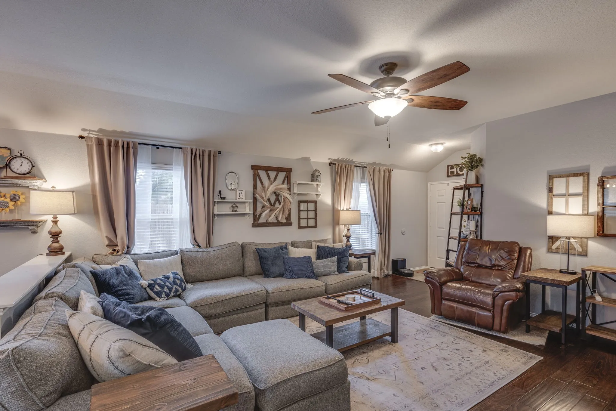 Single Family Residence For Sale in Tarrant County , 304 Mary Kay Court, Burleson, Texas 76028, 3 Bedroom, 2 Bathroom, 2 Garage spaces, 1,679 Sqft, built in 2003, mls#21324116, Real Estate Agent in Burleson, Homes For Sale in Tarrant county, Homes For Sale in Burleson, Realtor in Burleson Texas, Real Estate Brokerage Independent Realty Texas, Luminita Cordes Realtor