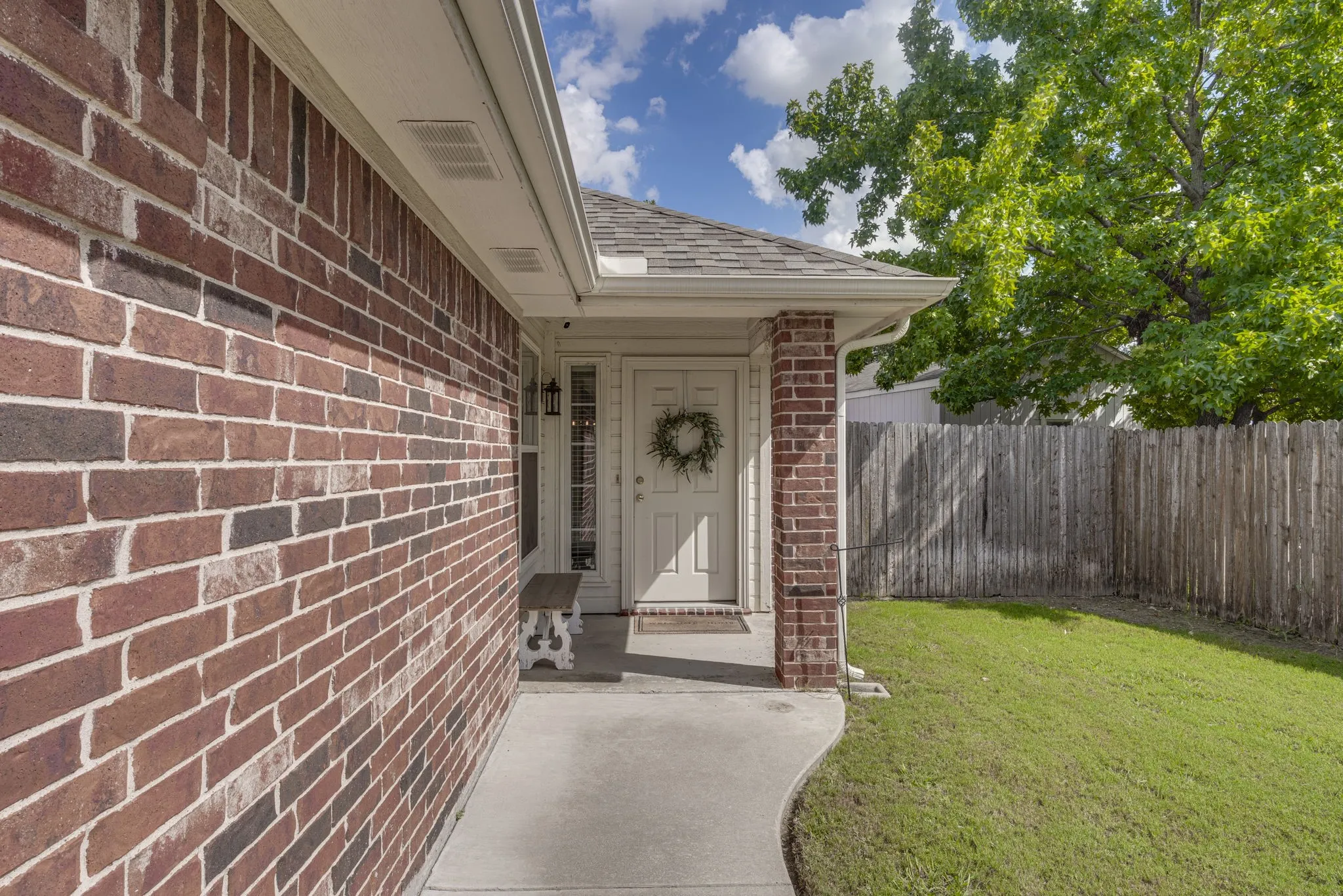 Single Family Residence For Sale in Tarrant County , 304 Mary Kay Court, Burleson, Texas 76028, 3 Bedroom, 2 Bathroom, 2 Garage spaces, 1,679 Sqft, built in 2003, mls#21324116, Real Estate Agent in Burleson, Homes For Sale in Tarrant county, Homes For Sale in Burleson, Realtor in Burleson Texas, Real Estate Brokerage Independent Realty Texas, Luminita Cordes Realtor