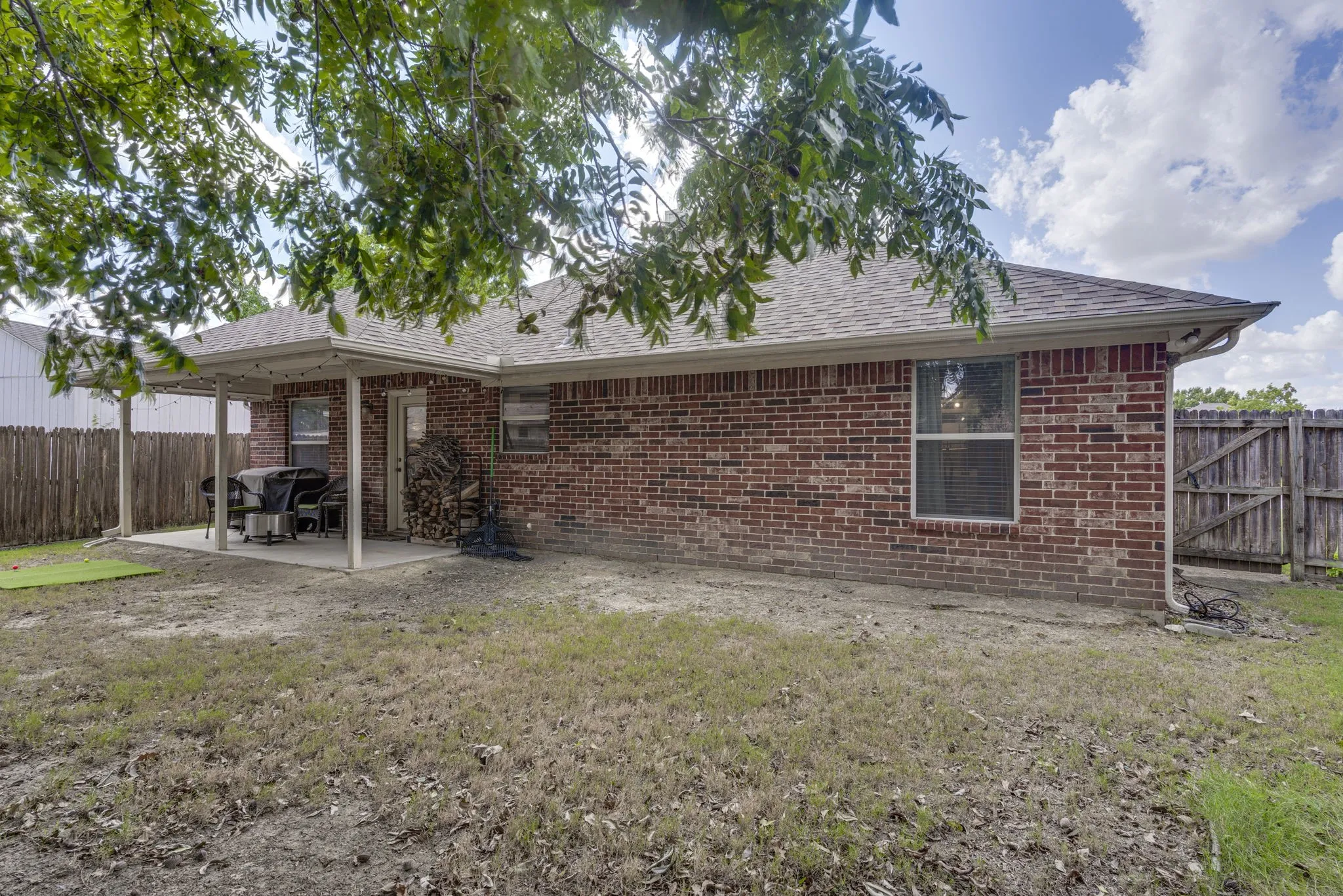Single Family Residence For Sale in Tarrant County , 304 Mary Kay Court, Burleson, Texas 76028, 3 Bedroom, 2 Bathroom, 2 Garage spaces, 1,679 Sqft, built in 2003, mls#21324116, Real Estate Agent in Burleson, Homes For Sale in Tarrant county, Homes For Sale in Burleson, Realtor in Burleson Texas, Real Estate Brokerage Independent Realty Texas, Luminita Cordes Realtor