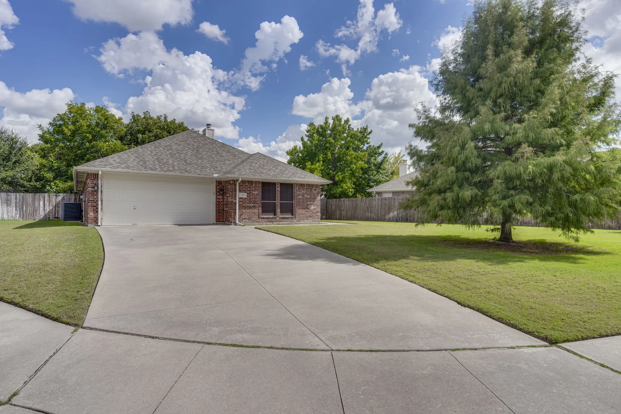 Single Family Residence For Sale in Tarrant County , 304 Mary Kay Court, Burleson, Texas 76028, 3 Bedroom, 2 Bathroom, 2 Garage spaces, 1,679 Sqft, built in 2003, mls#21324116, Real Estate Agent in Burleson, Homes For Sale in Tarrant county, Homes For Sale in Burleson, Realtor in Burleson Texas, Real Estate Brokerage Independent Realty Texas, Luminita Cordes Realtor
