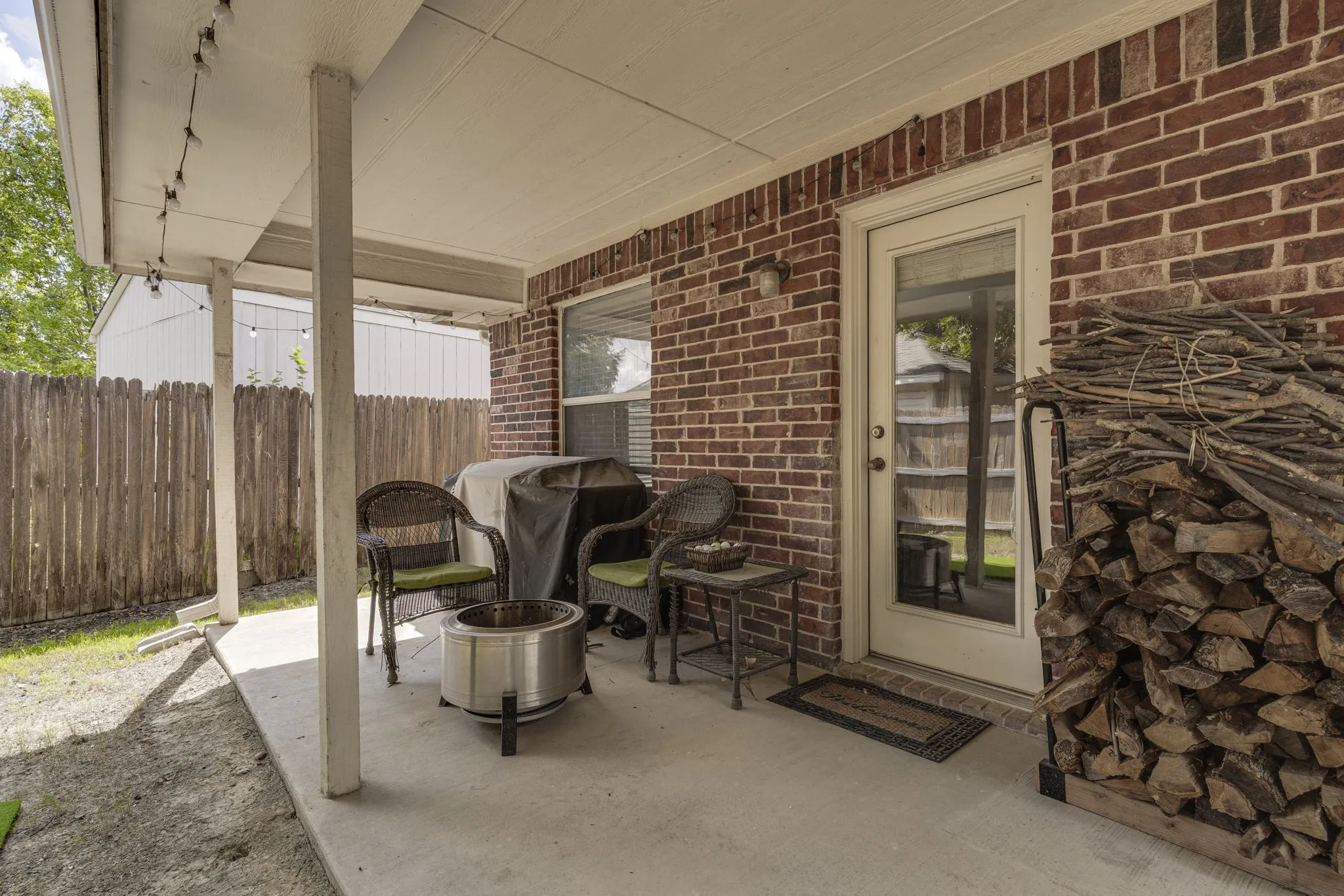Single Family Residence For Sale in Tarrant County , 304 Mary Kay Court, Burleson, Texas 76028, 3 Bedroom, 2 Bathroom, 2 Garage spaces, 1,679 Sqft, built in 2003, mls#21324116, Real Estate Agent in Burleson, Homes For Sale in Tarrant county, Homes For Sale in Burleson, Realtor in Burleson Texas, Real Estate Brokerage Independent Realty Texas, Luminita Cordes Realtor