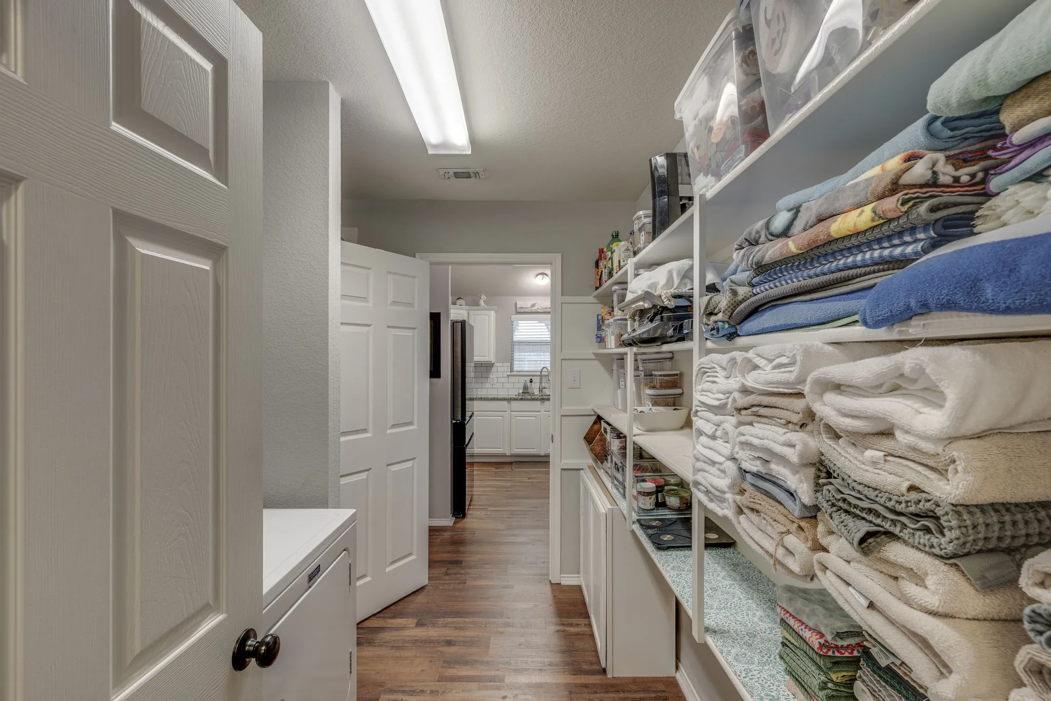 Single Family Residence For Sale in Tarrant County , 304 Mary Kay Court, Burleson, Texas 76028, 3 Bedroom, 2 Bathroom, 2 Garage spaces, 1,679 Sqft, built in 2003, mls#21324116, Real Estate Agent in Burleson, Homes For Sale in Tarrant county, Homes For Sale in Burleson, Realtor in Burleson Texas, Real Estate Brokerage Independent Realty Texas, Luminita Cordes Realtor