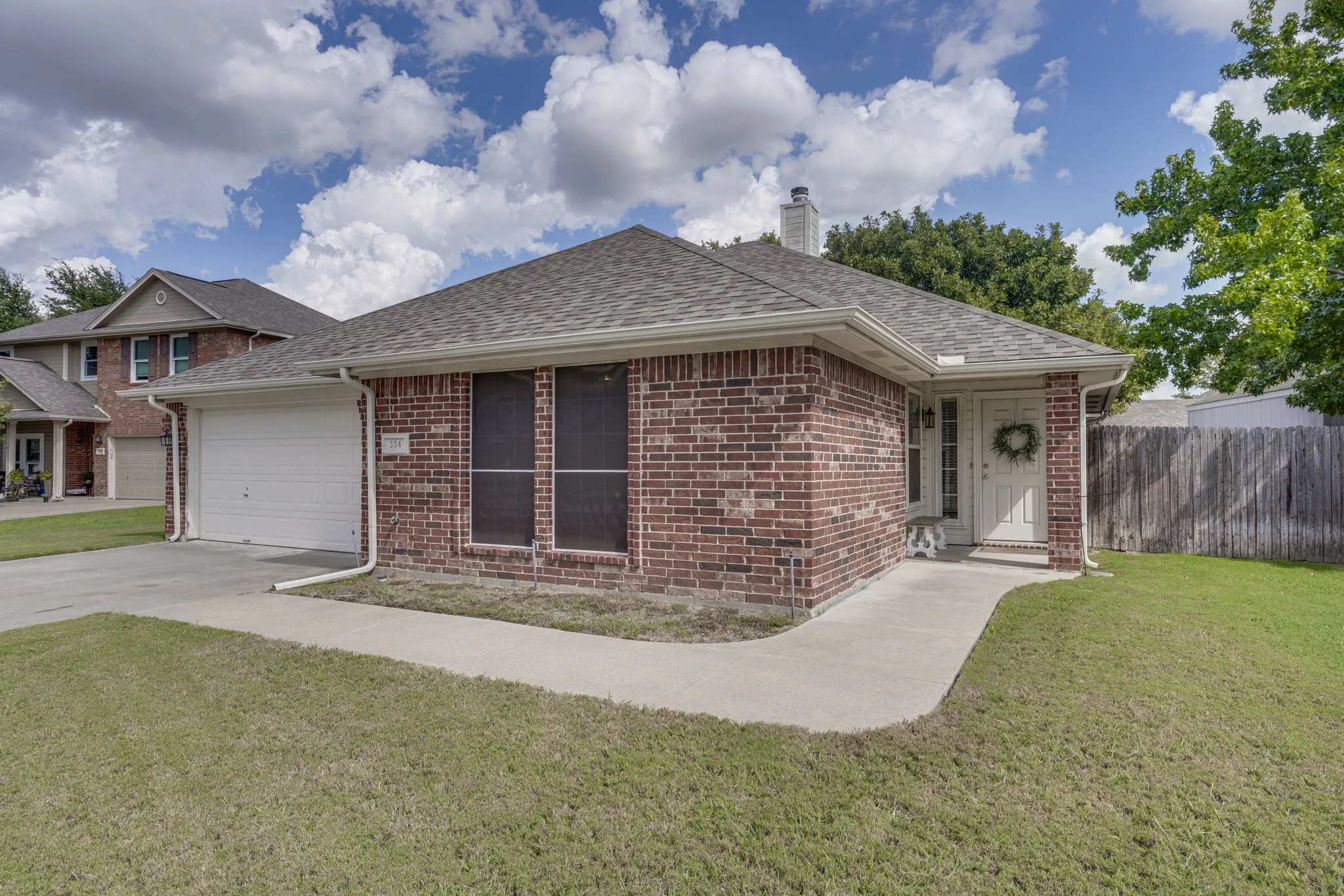 Single Family Residence For Sale in Tarrant County , 304 Mary Kay Court, Burleson, Texas 76028, 3 Bedroom, 2 Bathroom, 2 Garage spaces, 1,679 Sqft, built in 2003, mls#21324116, Real Estate Agent in Burleson, Homes For Sale in Tarrant county, Homes For Sale in Burleson, Realtor in Burleson Texas, Real Estate Brokerage Independent Realty Texas, Luminita Cordes Realtor