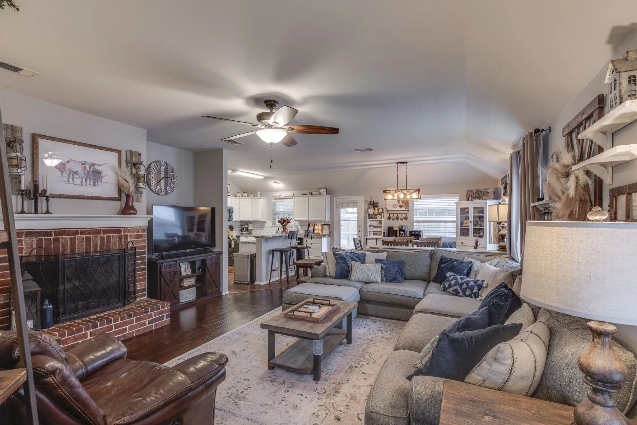 Single Family Residence For Sale in Tarrant County , 304 Mary Kay Court, Burleson, Texas 76028, 3 Bedroom, 2 Bathroom, 2 Garage spaces, 1,679 Sqft, built in 2003, mls#21324116, Real Estate Agent in Burleson, Homes For Sale in Tarrant county, Homes For Sale in Burleson, Realtor in Burleson Texas, Real Estate Brokerage Independent Realty Texas, Luminita Cordes Realtor