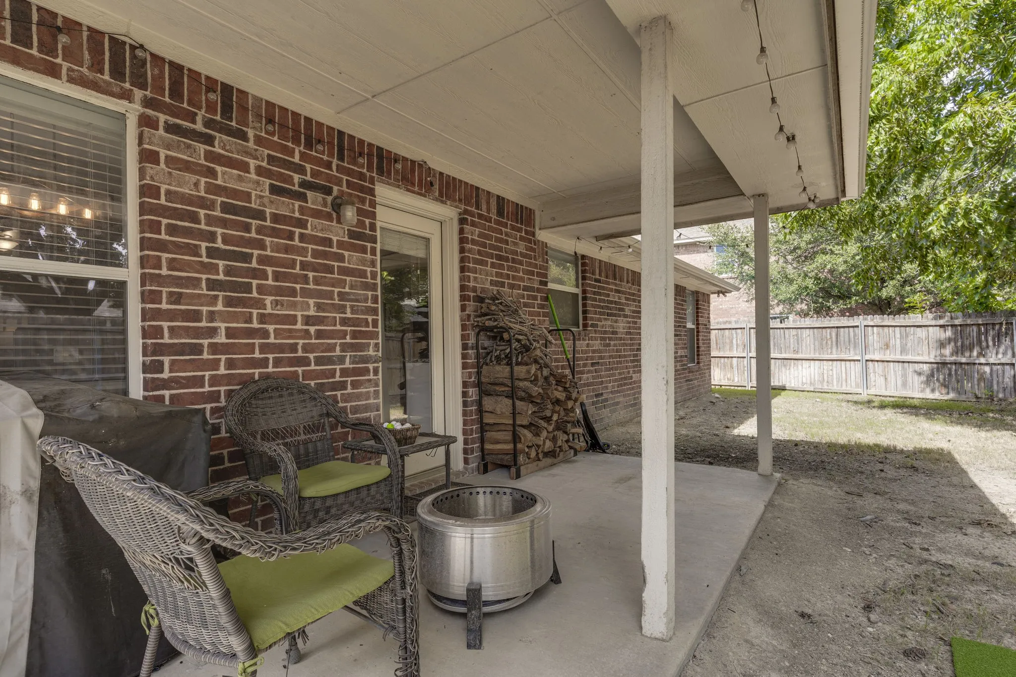 Single Family Residence For Sale in Tarrant County , 304 Mary Kay Court, Burleson, Texas 76028, 3 Bedroom, 2 Bathroom, 2 Garage spaces, 1,679 Sqft, built in 2003, mls#21324116, Real Estate Agent in Burleson, Homes For Sale in Tarrant county, Homes For Sale in Burleson, Realtor in Burleson Texas, Real Estate Brokerage Independent Realty Texas, Luminita Cordes Realtor