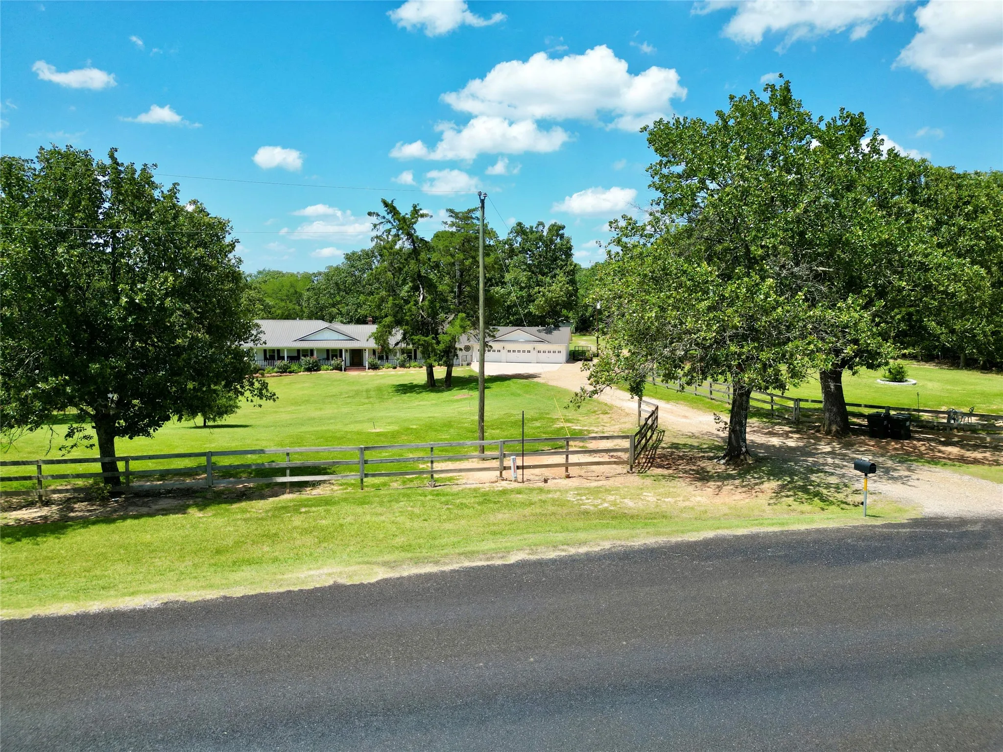 Single Family Residence For Sale in Lamar County , 7837 Farm Road 2648, Paris, Texas 75462, 5 Bedroom, 3 Bathroom, 3 Garage spaces, 3,393 Sqft, built in 1982, mls#21322809, Real Estate Agent in Paris, Homes For Sale in Lamar county, Homes For Sale in Paris, Realtor in Paris Texas, Real Estate Brokerage Independent Realty Texas, Luminita Cordes Realtor