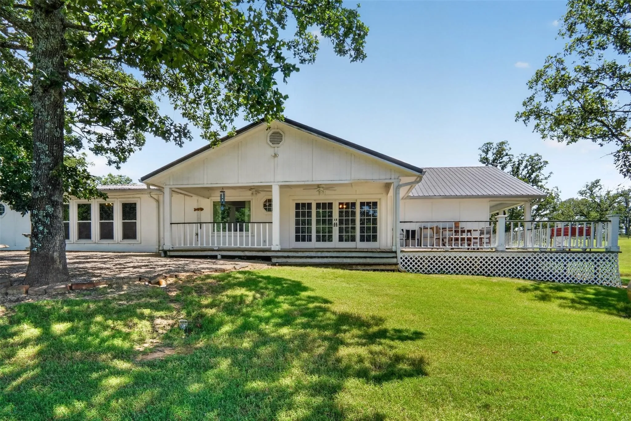 Single Family Residence For Sale in Lamar County , 7837 Farm Road 2648, Paris, Texas 75462, 5 Bedroom, 3 Bathroom, 3 Garage spaces, 3,393 Sqft, built in 1982, mls#21322809, Real Estate Agent in Paris, Homes For Sale in Lamar county, Homes For Sale in Paris, Realtor in Paris Texas, Real Estate Brokerage Independent Realty Texas, Luminita Cordes Realtor