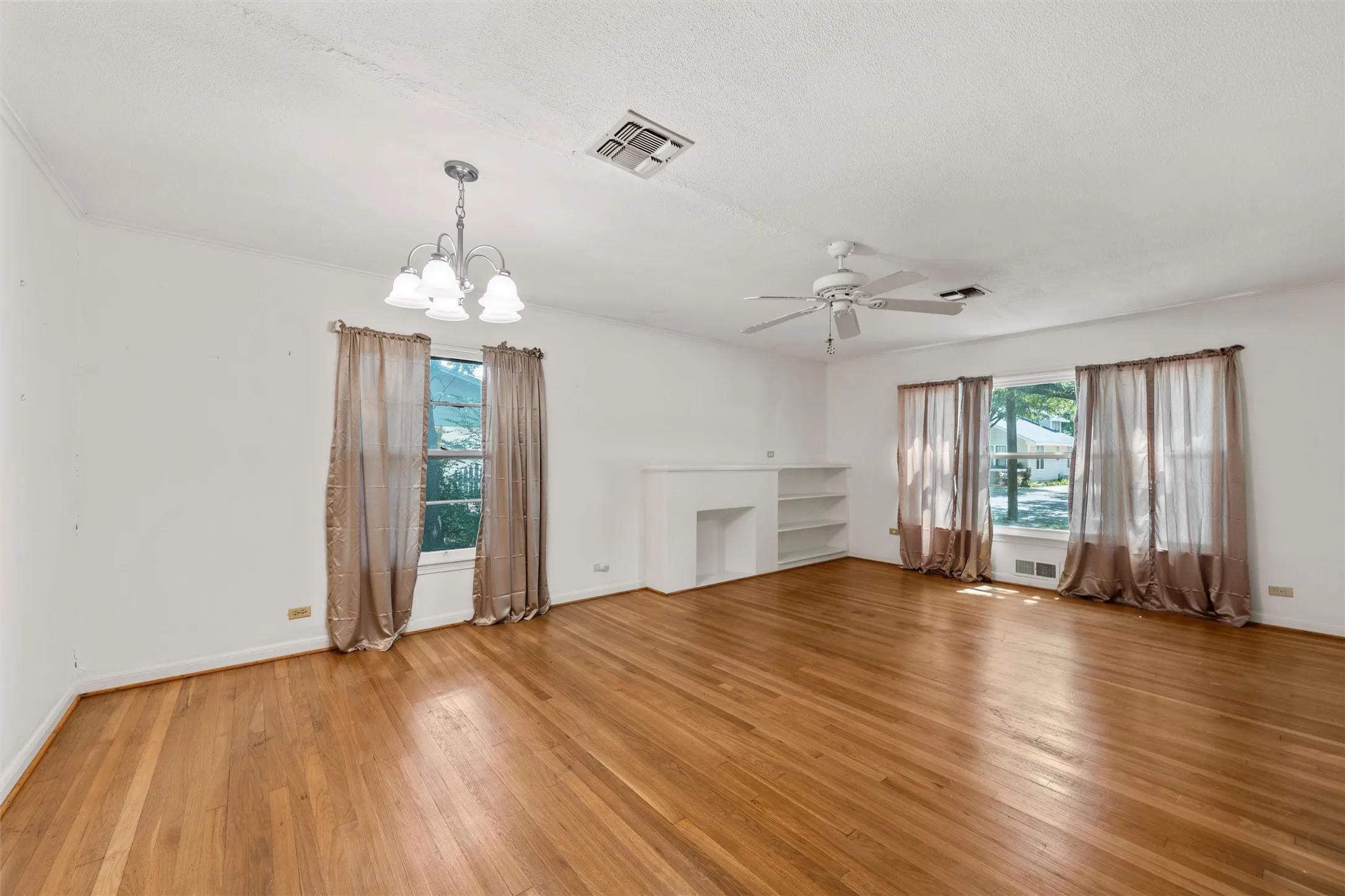 Single Family Residence For Sale in Mc Lennan County , 207 N Marable Street, West, Texas 76691, 3 Bedrooms, 2 Bathrooms, 2 Garage spaces, 1,721 Sqft, built in 1950, Price $239,900, mls#21323400, Real Estate Agent in West, Homes For Sale in Mc Lennan county, Homes For Sale in West, Realtor in West Texas, Real Estate Brokerage Independent Realty Texas, Luminita Cordes Realtor