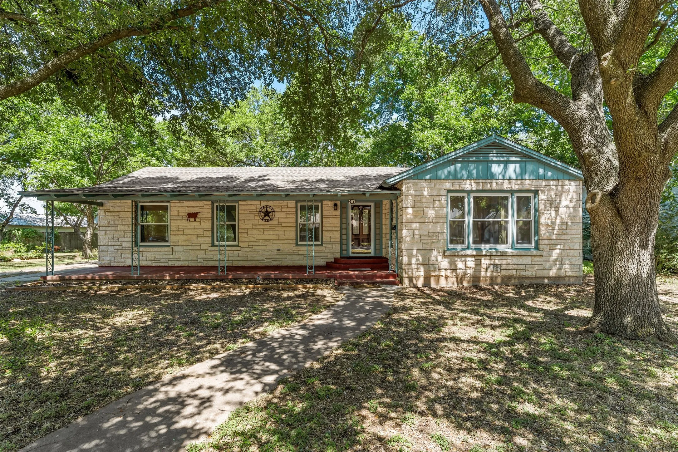 Single Family Residence For Sale in Mc Lennan County , 207 N Marable Street, West, Texas 76691, 3 Bedrooms, 2 Bathrooms, 2 Garage spaces, 1,721 Sqft, built in 1950, Price $239,900, mls#21323400, Real Estate Agent in West, Homes For Sale in Mc Lennan county, Homes For Sale in West, Realtor in West Texas, Real Estate Brokerage Independent Realty Texas, Luminita Cordes Realtor