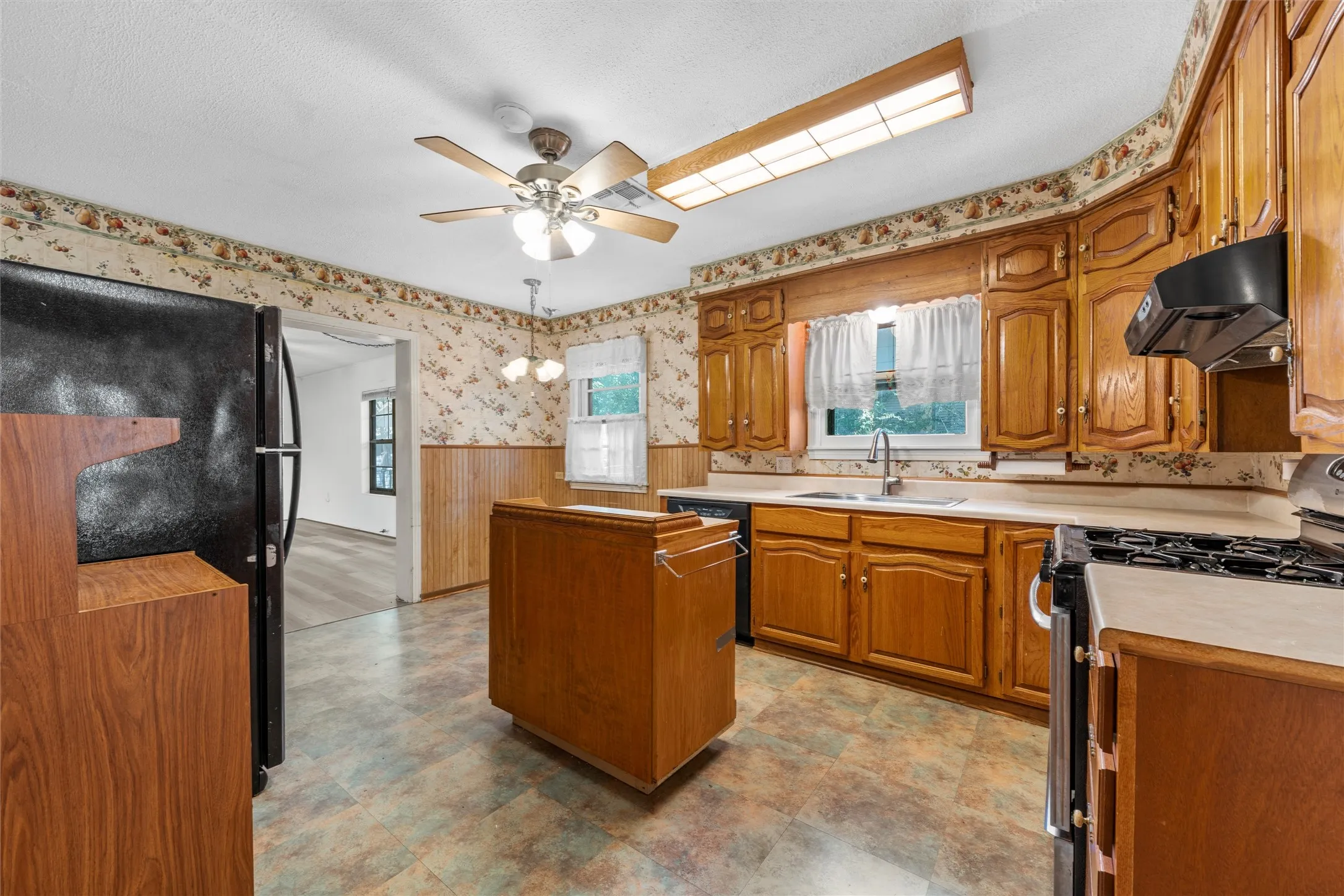 Single Family Residence For Sale in Mc Lennan County , 207 N Marable Street, West, Texas 76691, 3 Bedrooms, 2 Bathrooms, 2 Garage spaces, 1,721 Sqft, built in 1950, Price $239,900, mls#21323400, Real Estate Agent in West, Homes For Sale in Mc Lennan county, Homes For Sale in West, Realtor in West Texas, Real Estate Brokerage Independent Realty Texas, Luminita Cordes Realtor