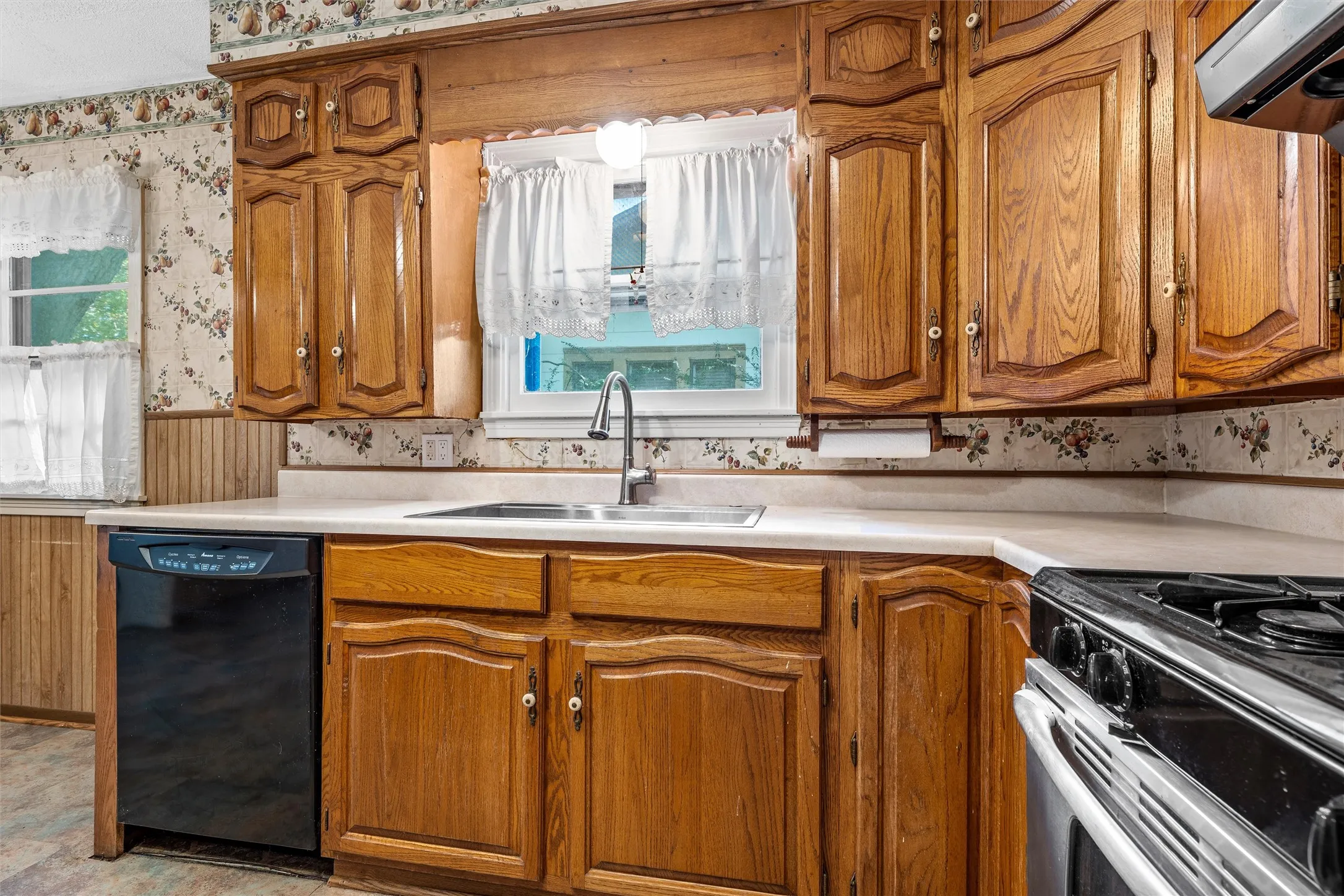 Single Family Residence For Sale in Mc Lennan County , 207 N Marable Street, West, Texas 76691, 3 Bedrooms, 2 Bathrooms, 2 Garage spaces, 1,721 Sqft, built in 1950, Price $239,900, mls#21323400, Real Estate Agent in West, Homes For Sale in Mc Lennan county, Homes For Sale in West, Realtor in West Texas, Real Estate Brokerage Independent Realty Texas, Luminita Cordes Realtor