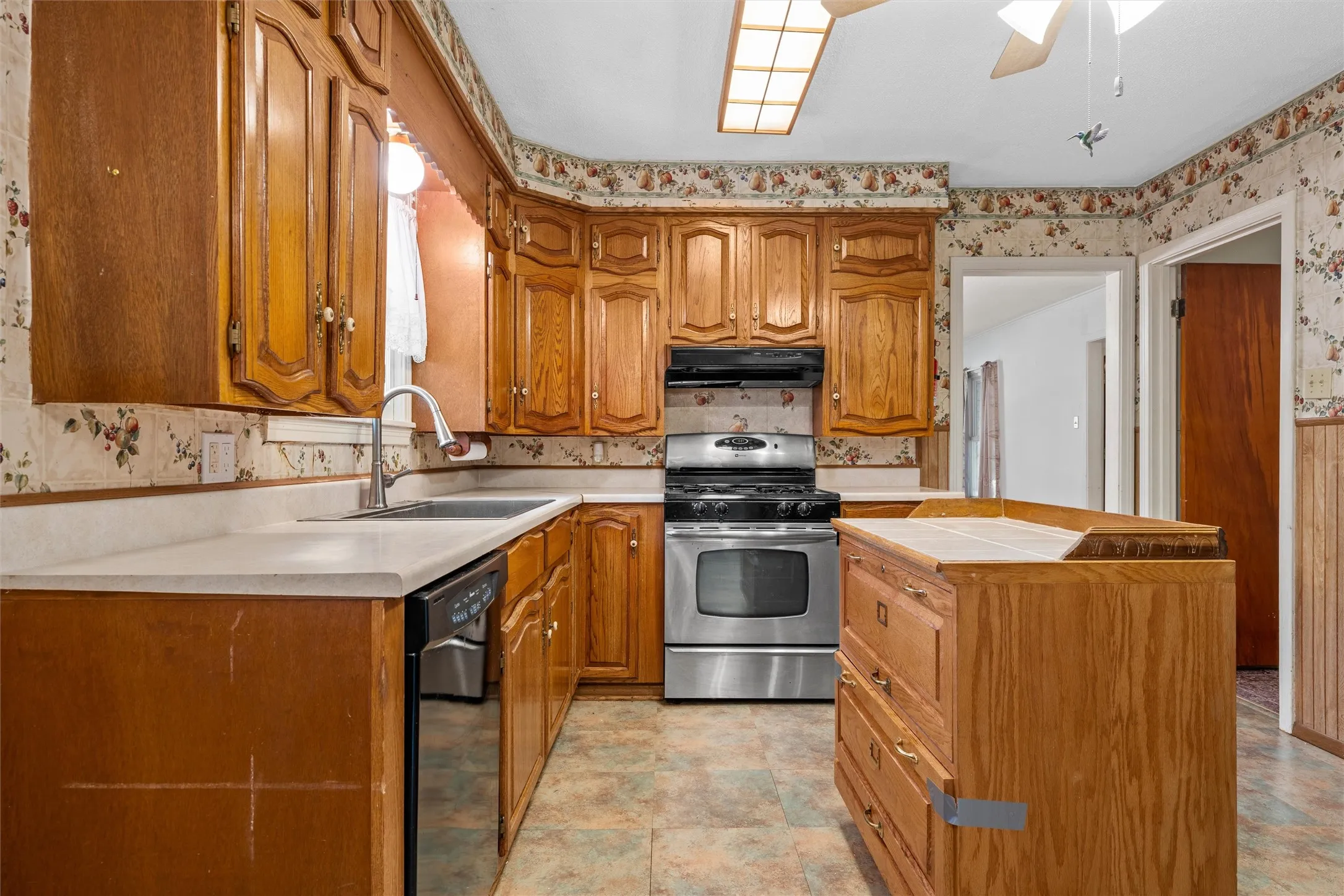 Single Family Residence For Sale in Mc Lennan County , 207 N Marable Street, West, Texas 76691, 3 Bedrooms, 2 Bathrooms, 2 Garage spaces, 1,721 Sqft, built in 1950, Price $239,900, mls#21323400, Real Estate Agent in West, Homes For Sale in Mc Lennan county, Homes For Sale in West, Realtor in West Texas, Real Estate Brokerage Independent Realty Texas, Luminita Cordes Realtor