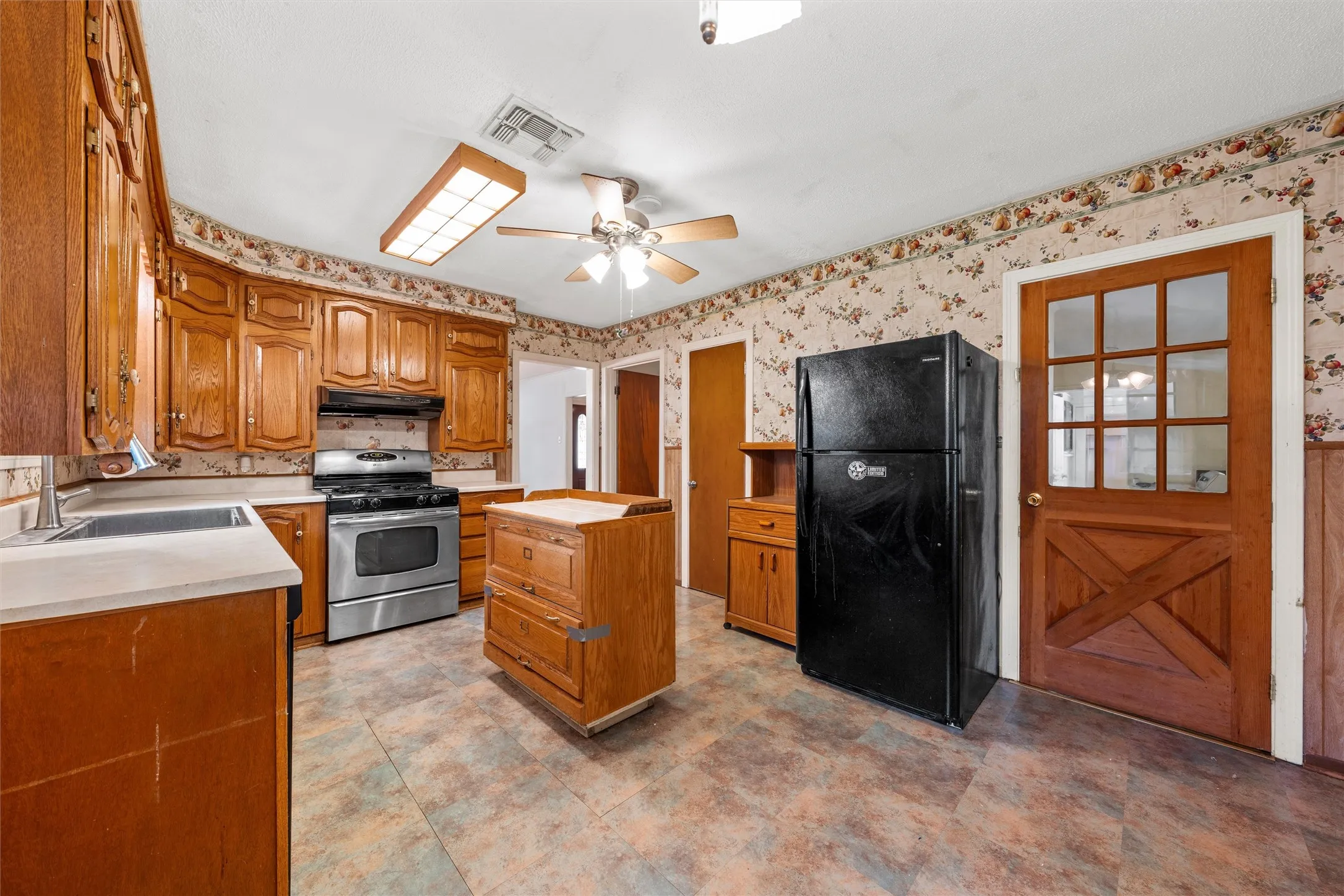 Single Family Residence For Sale in Mc Lennan County , 207 N Marable Street, West, Texas 76691, 3 Bedrooms, 2 Bathrooms, 2 Garage spaces, 1,721 Sqft, built in 1950, Price $239,900, mls#21323400, Real Estate Agent in West, Homes For Sale in Mc Lennan county, Homes For Sale in West, Realtor in West Texas, Real Estate Brokerage Independent Realty Texas, Luminita Cordes Realtor