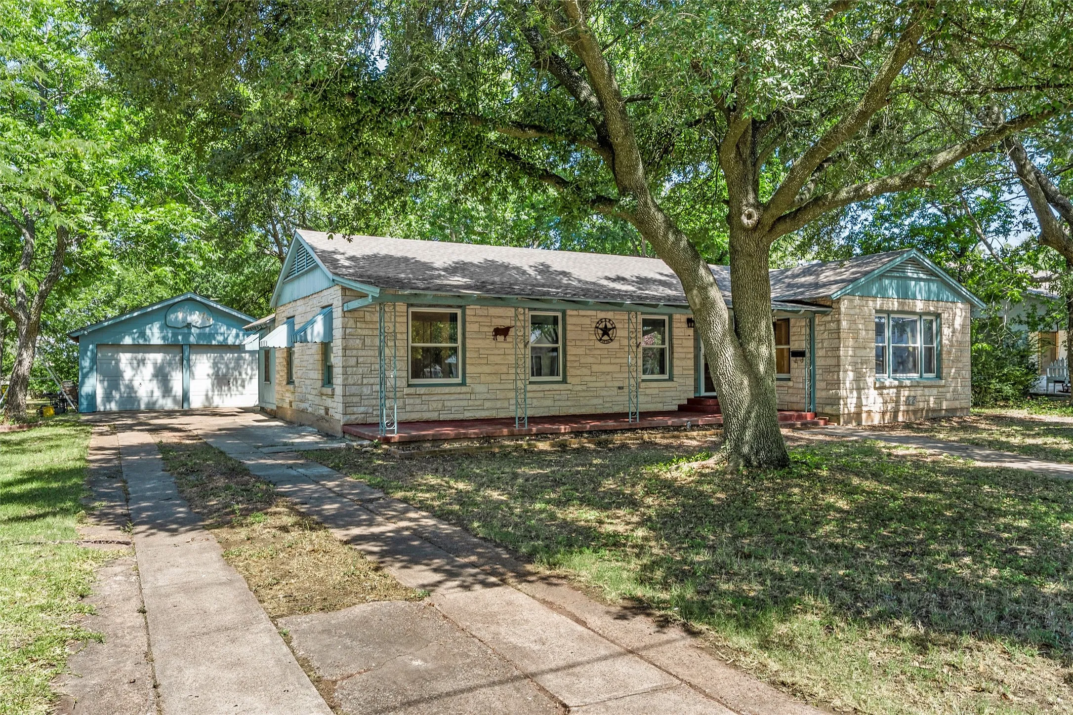 Single Family Residence For Sale in Mc Lennan County , 207 N Marable Street, West, Texas 76691, 3 Bedrooms, 2 Bathrooms, 2 Garage spaces, 1,721 Sqft, built in 1950, Price $239,900, mls#21323400, Real Estate Agent in West, Homes For Sale in Mc Lennan county, Homes For Sale in West, Realtor in West Texas, Real Estate Brokerage Independent Realty Texas, Luminita Cordes Realtor
