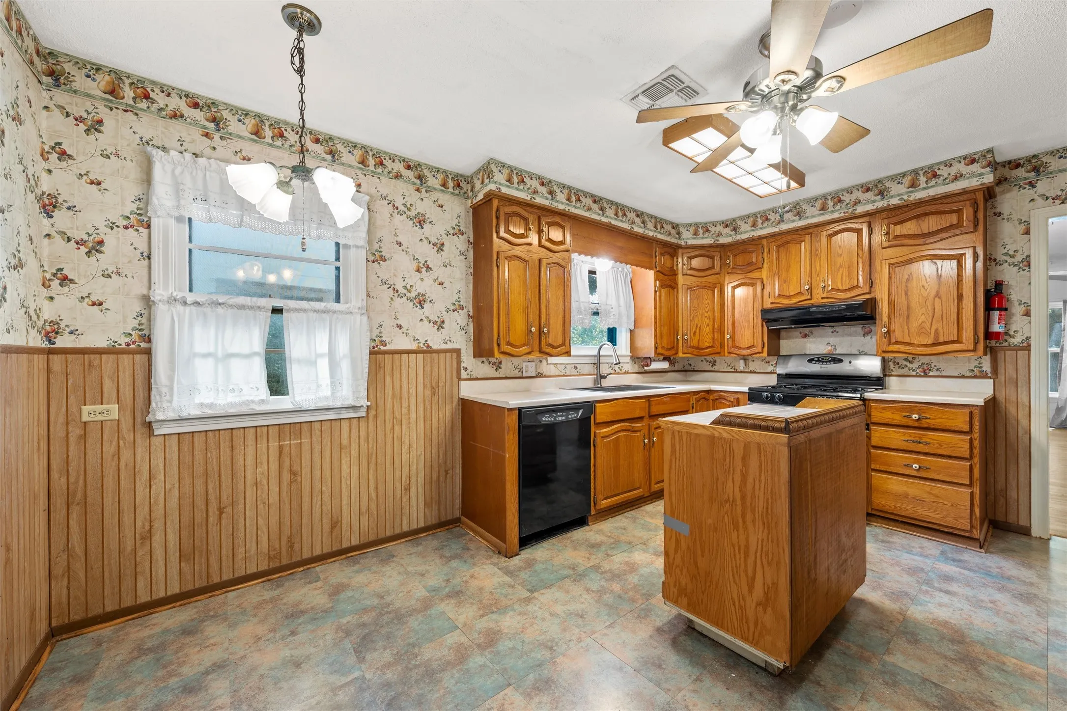 Single Family Residence For Sale in Mc Lennan County , 207 N Marable Street, West, Texas 76691, 3 Bedrooms, 2 Bathrooms, 2 Garage spaces, 1,721 Sqft, built in 1950, Price $239,900, mls#21323400, Real Estate Agent in West, Homes For Sale in Mc Lennan county, Homes For Sale in West, Realtor in West Texas, Real Estate Brokerage Independent Realty Texas, Luminita Cordes Realtor