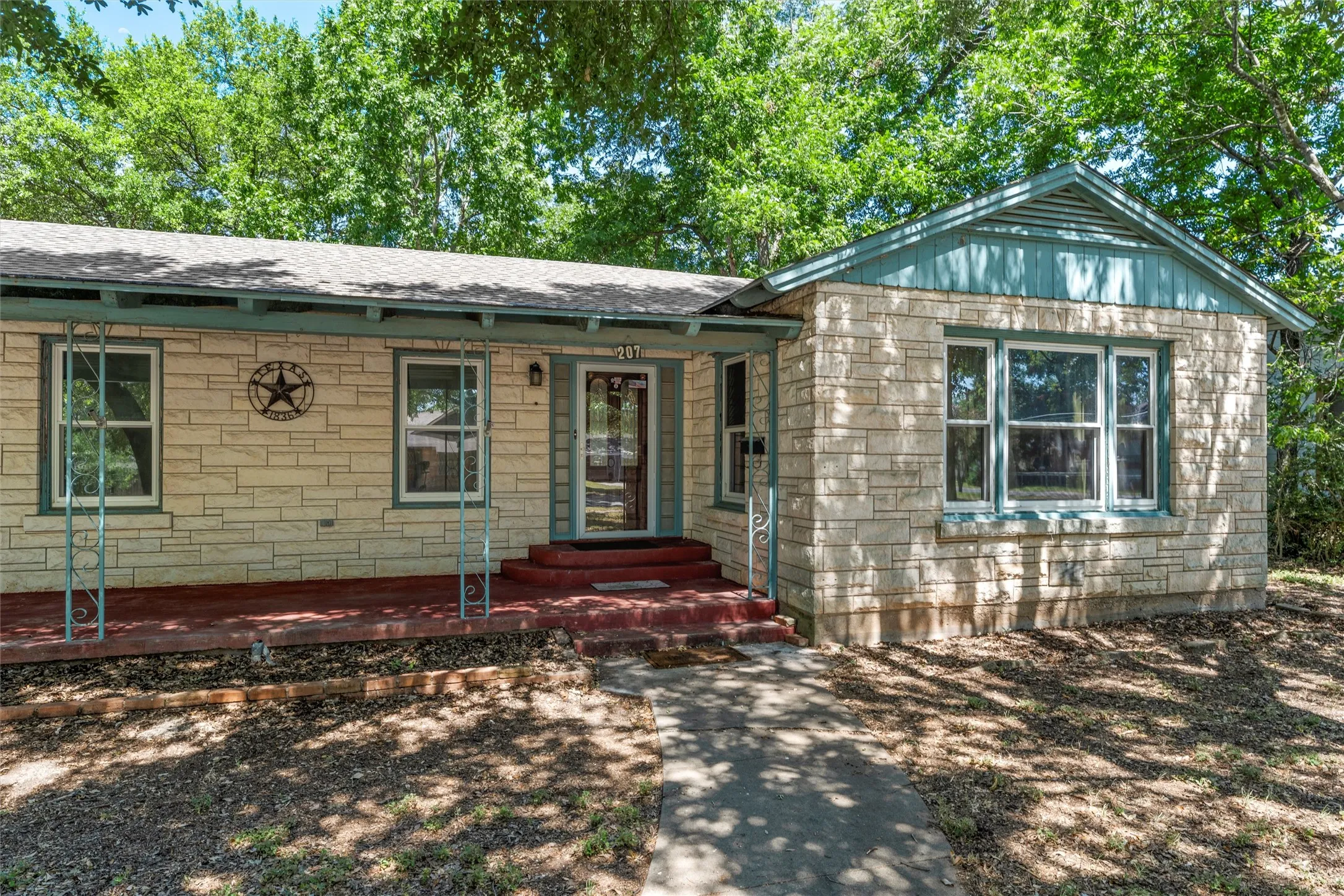 Single Family Residence For Sale in Mc Lennan County , 207 N Marable Street, West, Texas 76691, 3 Bedrooms, 2 Bathrooms, 2 Garage spaces, 1,721 Sqft, built in 1950, Price $239,900, mls#21323400, Real Estate Agent in West, Homes For Sale in Mc Lennan county, Homes For Sale in West, Realtor in West Texas, Real Estate Brokerage Independent Realty Texas, Luminita Cordes Realtor