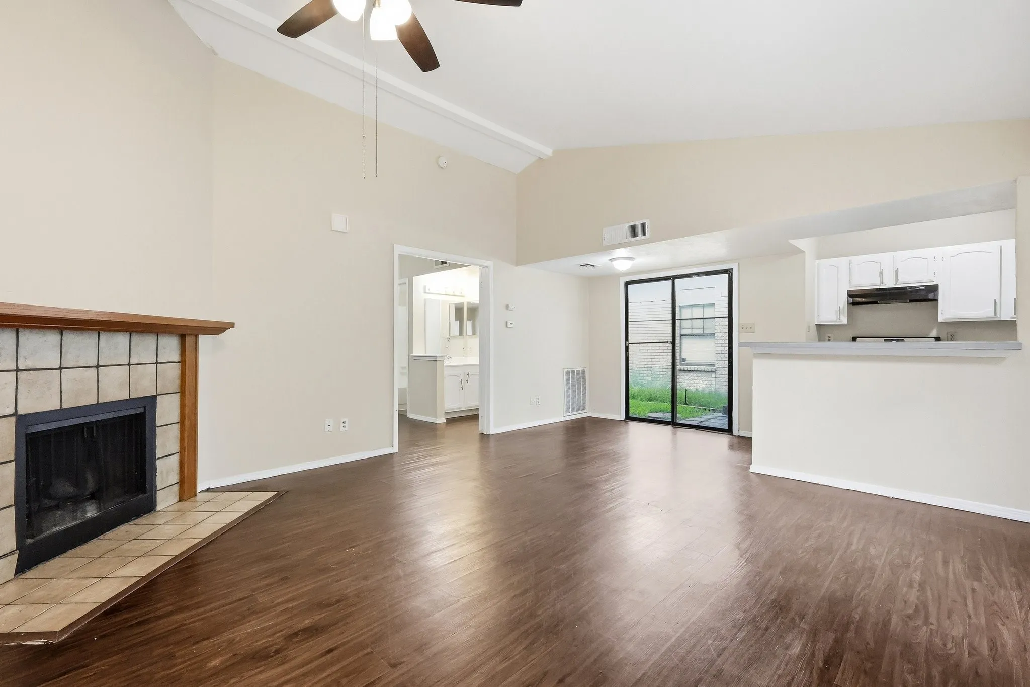 Single Family Residence For Sale in Dallas County , 3048 Navarro Lane, Grand Prairie, Texas 75052, 2 Bedroom, 2 Bathroom, Garage spaces, 1,088 Sqft, built in 1984, mls#21324692, Real Estate Agent in Grand Prairie, Homes For Sale in Dallas county, Homes For Sale in Grand Prairie, Realtor in Grand Prairie Texas, Real Estate Brokerage Independent Realty Texas, Luminita Cordes Realtor