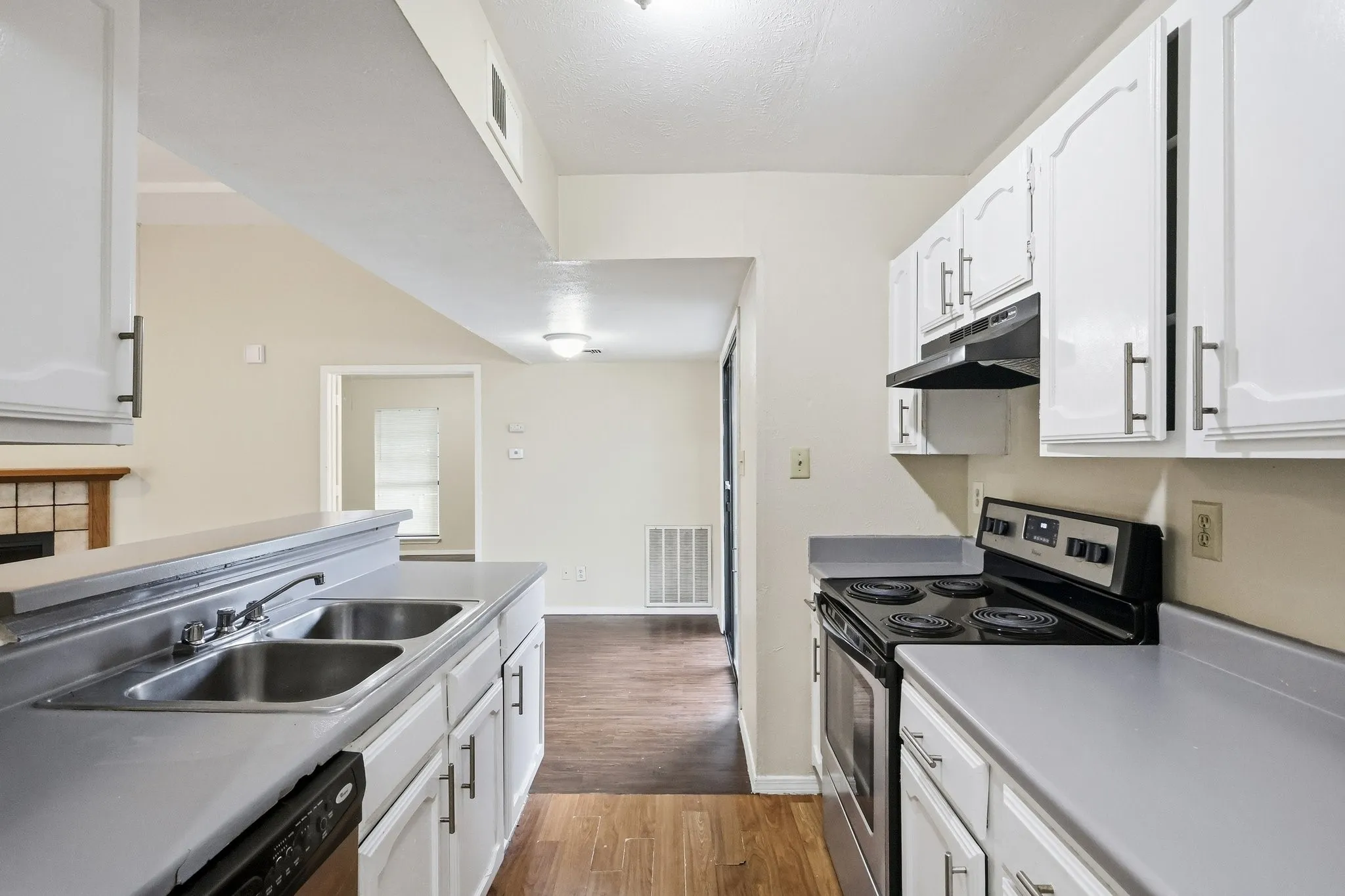 Single Family Residence For Sale in Dallas County , 3048 Navarro Lane, Grand Prairie, Texas 75052, 2 Bedroom, 2 Bathroom, Garage spaces, 1,088 Sqft, built in 1984, mls#21324692, Real Estate Agent in Grand Prairie, Homes For Sale in Dallas county, Homes For Sale in Grand Prairie, Realtor in Grand Prairie Texas, Real Estate Brokerage Independent Realty Texas, Luminita Cordes Realtor