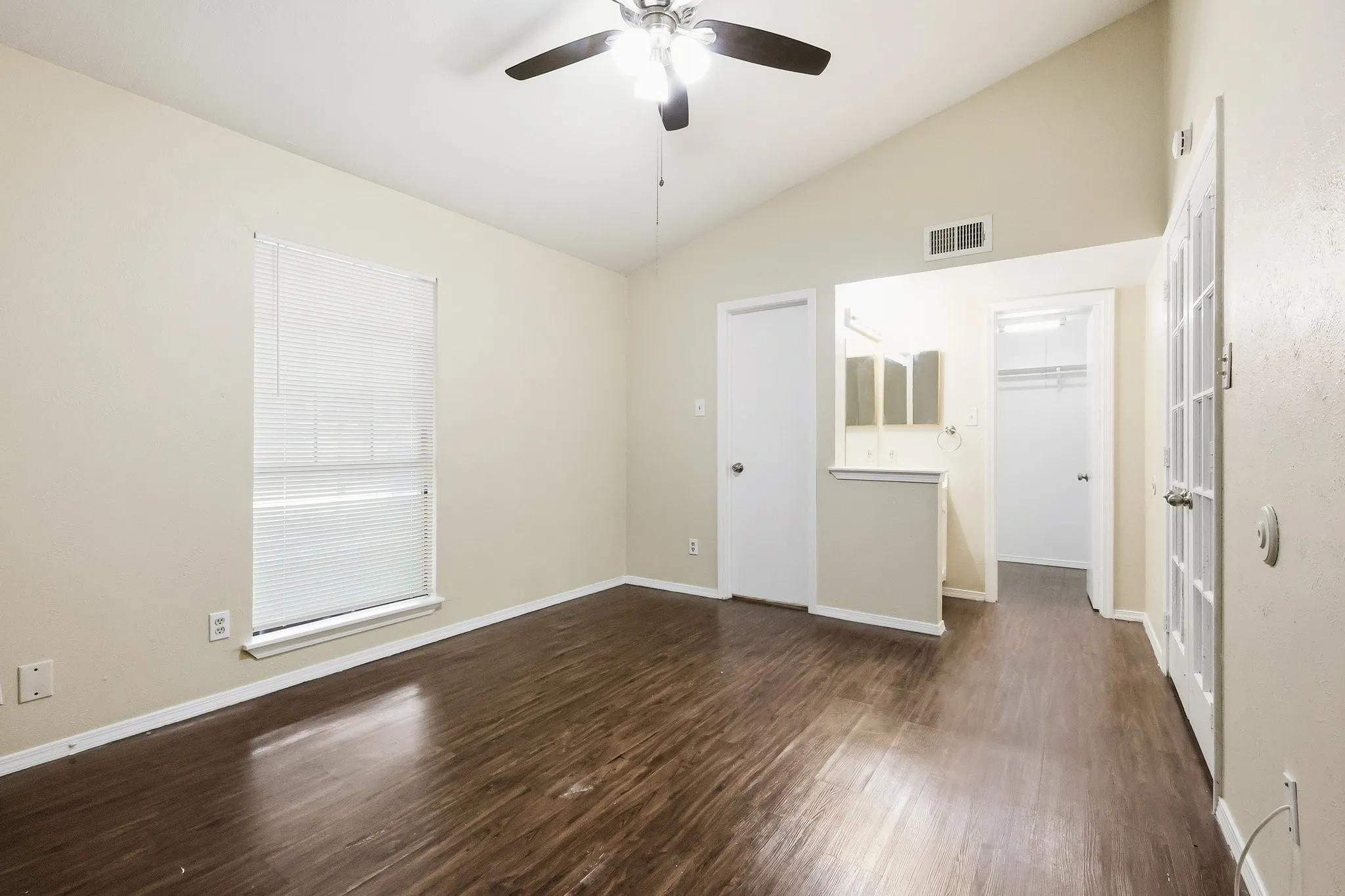 Single Family Residence For Sale in Dallas County , 3048 Navarro Lane, Grand Prairie, Texas 75052, 2 Bedroom, 2 Bathroom, Garage spaces, 1,088 Sqft, built in 1984, mls#21324692, Real Estate Agent in Grand Prairie, Homes For Sale in Dallas county, Homes For Sale in Grand Prairie, Realtor in Grand Prairie Texas, Real Estate Brokerage Independent Realty Texas, Luminita Cordes Realtor