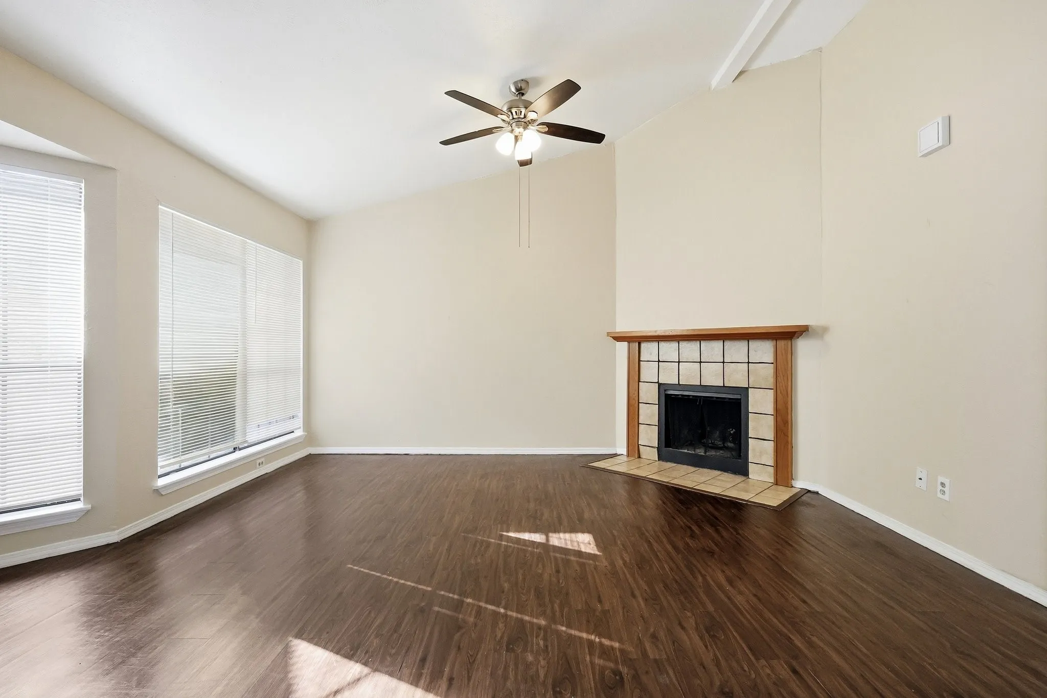Single Family Residence For Sale in Dallas County , 3048 Navarro Lane, Grand Prairie, Texas 75052, 2 Bedroom, 2 Bathroom, Garage spaces, 1,088 Sqft, built in 1984, mls#21324692, Real Estate Agent in Grand Prairie, Homes For Sale in Dallas county, Homes For Sale in Grand Prairie, Realtor in Grand Prairie Texas, Real Estate Brokerage Independent Realty Texas, Luminita Cordes Realtor