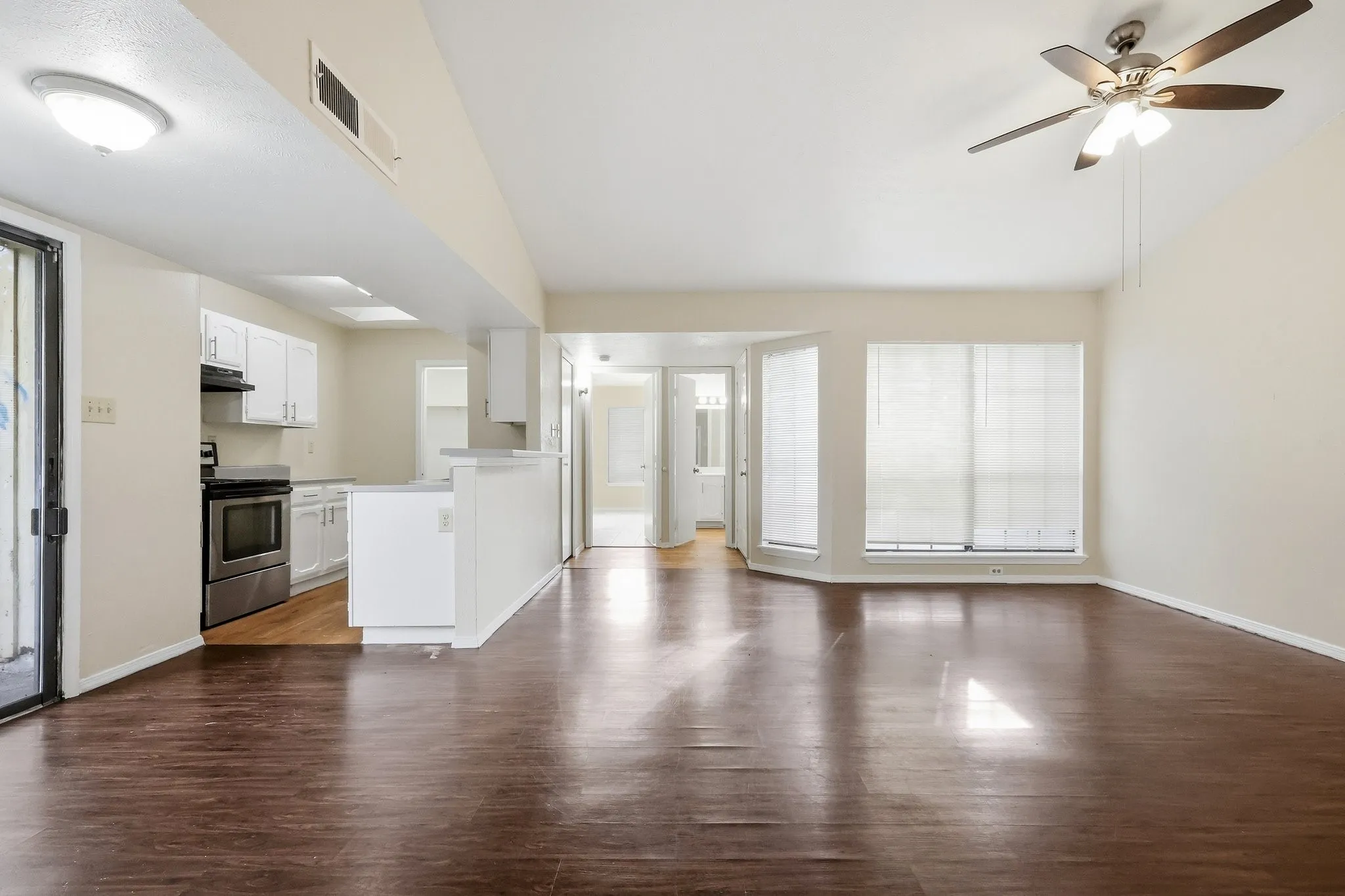 Single Family Residence For Sale in Dallas County , 3048 Navarro Lane, Grand Prairie, Texas 75052, 2 Bedroom, 2 Bathroom, Garage spaces, 1,088 Sqft, built in 1984, mls#21324692, Real Estate Agent in Grand Prairie, Homes For Sale in Dallas county, Homes For Sale in Grand Prairie, Realtor in Grand Prairie Texas, Real Estate Brokerage Independent Realty Texas, Luminita Cordes Realtor