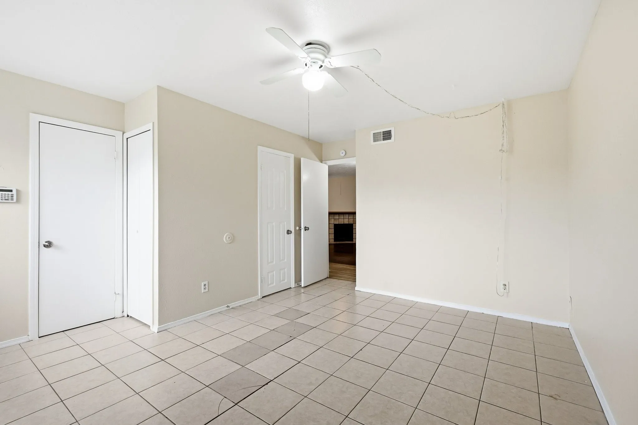 Single Family Residence For Sale in Dallas County , 3048 Navarro Lane, Grand Prairie, Texas 75052, 2 Bedroom, 2 Bathroom, Garage spaces, 1,088 Sqft, built in 1984, mls#21324692, Real Estate Agent in Grand Prairie, Homes For Sale in Dallas county, Homes For Sale in Grand Prairie, Realtor in Grand Prairie Texas, Real Estate Brokerage Independent Realty Texas, Luminita Cordes Realtor