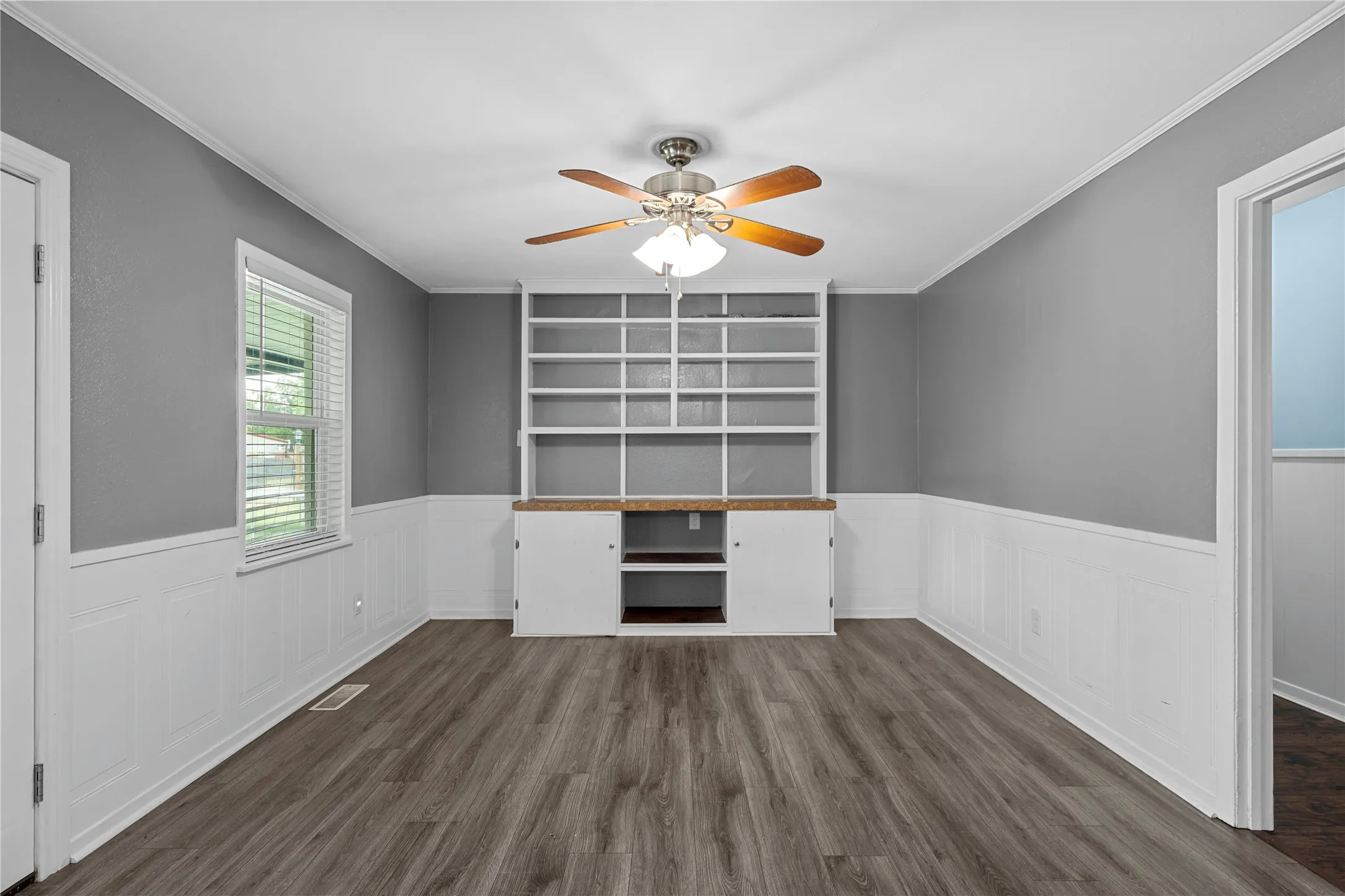 Single Family Residence For Sale in Mc Lennan County , 525 W 7th Street, Crawford, Texas 76638, 4 Bedroom, 2 Bathroom, Garage spaces, 2,264 Sqft, built in 1965, mls#21321860, Real Estate Agent in Crawford, Homes For Sale in Mc Lennan county, Homes For Sale in Crawford, Realtor in Crawford Texas, Real Estate Brokerage Independent Realty Texas, Luminita Cordes Realtor