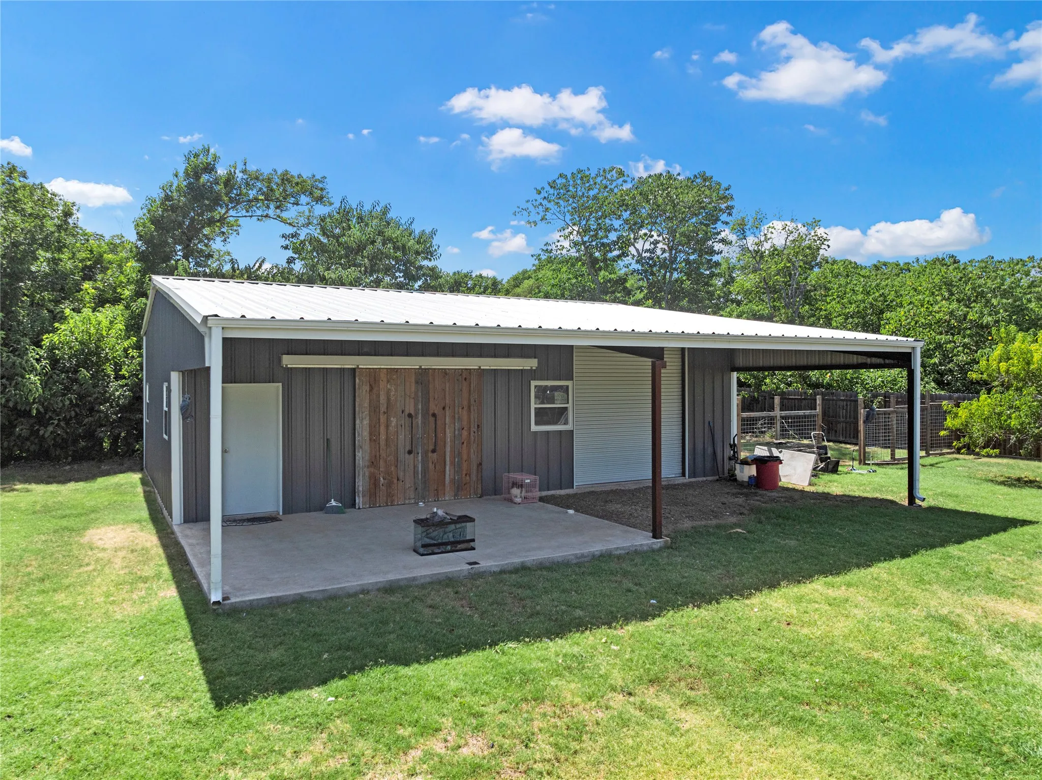 Single Family Residence For Sale in Mc Lennan County , 525 W 7th Street, Crawford, Texas 76638, 4 Bedroom, 2 Bathroom, Garage spaces, 2,264 Sqft, built in 1965, mls#21321860, Real Estate Agent in Crawford, Homes For Sale in Mc Lennan county, Homes For Sale in Crawford, Realtor in Crawford Texas, Real Estate Brokerage Independent Realty Texas, Luminita Cordes Realtor