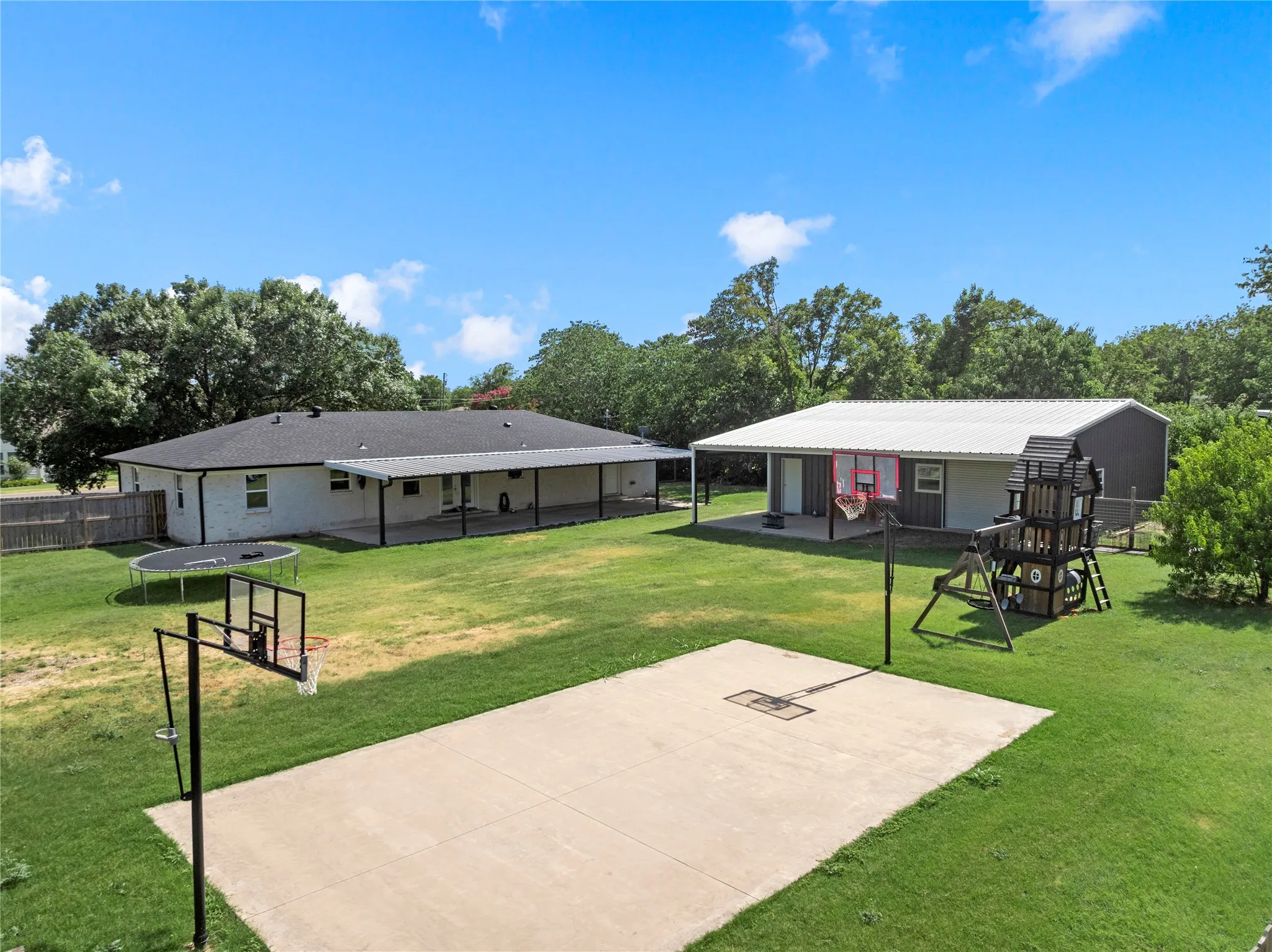 Single Family Residence For Sale in Mc Lennan County , 525 W 7th Street, Crawford, Texas 76638, 4 Bedroom, 2 Bathroom, Garage spaces, 2,264 Sqft, built in 1965, mls#21321860, Real Estate Agent in Crawford, Homes For Sale in Mc Lennan county, Homes For Sale in Crawford, Realtor in Crawford Texas, Real Estate Brokerage Independent Realty Texas, Luminita Cordes Realtor