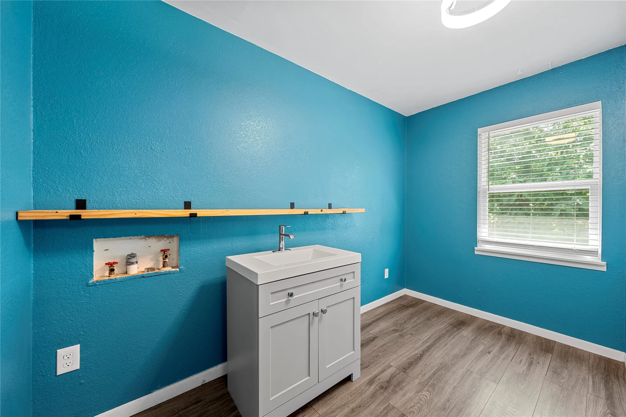 Single Family Residence For Sale in Mc Lennan County , 525 W 7th Street, Crawford, Texas 76638, 4 Bedroom, 2 Bathroom, Garage spaces, 2,264 Sqft, built in 1965, mls#21321860, Real Estate Agent in Crawford, Homes For Sale in Mc Lennan county, Homes For Sale in Crawford, Realtor in Crawford Texas, Real Estate Brokerage Independent Realty Texas, Luminita Cordes Realtor