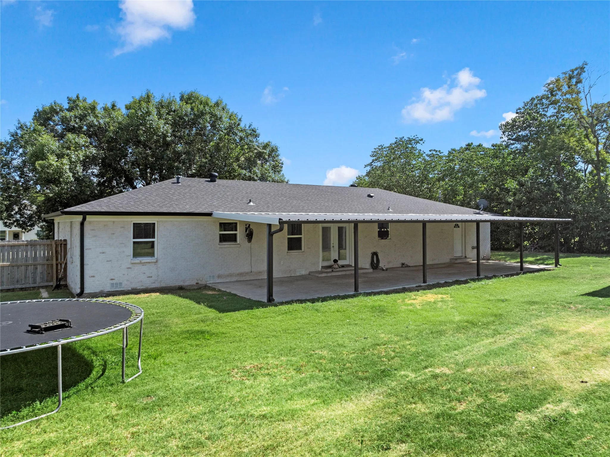 Single Family Residence For Sale in Mc Lennan County , 525 W 7th Street, Crawford, Texas 76638, 4 Bedroom, 2 Bathroom, Garage spaces, 2,264 Sqft, built in 1965, mls#21321860, Real Estate Agent in Crawford, Homes For Sale in Mc Lennan county, Homes For Sale in Crawford, Realtor in Crawford Texas, Real Estate Brokerage Independent Realty Texas, Luminita Cordes Realtor