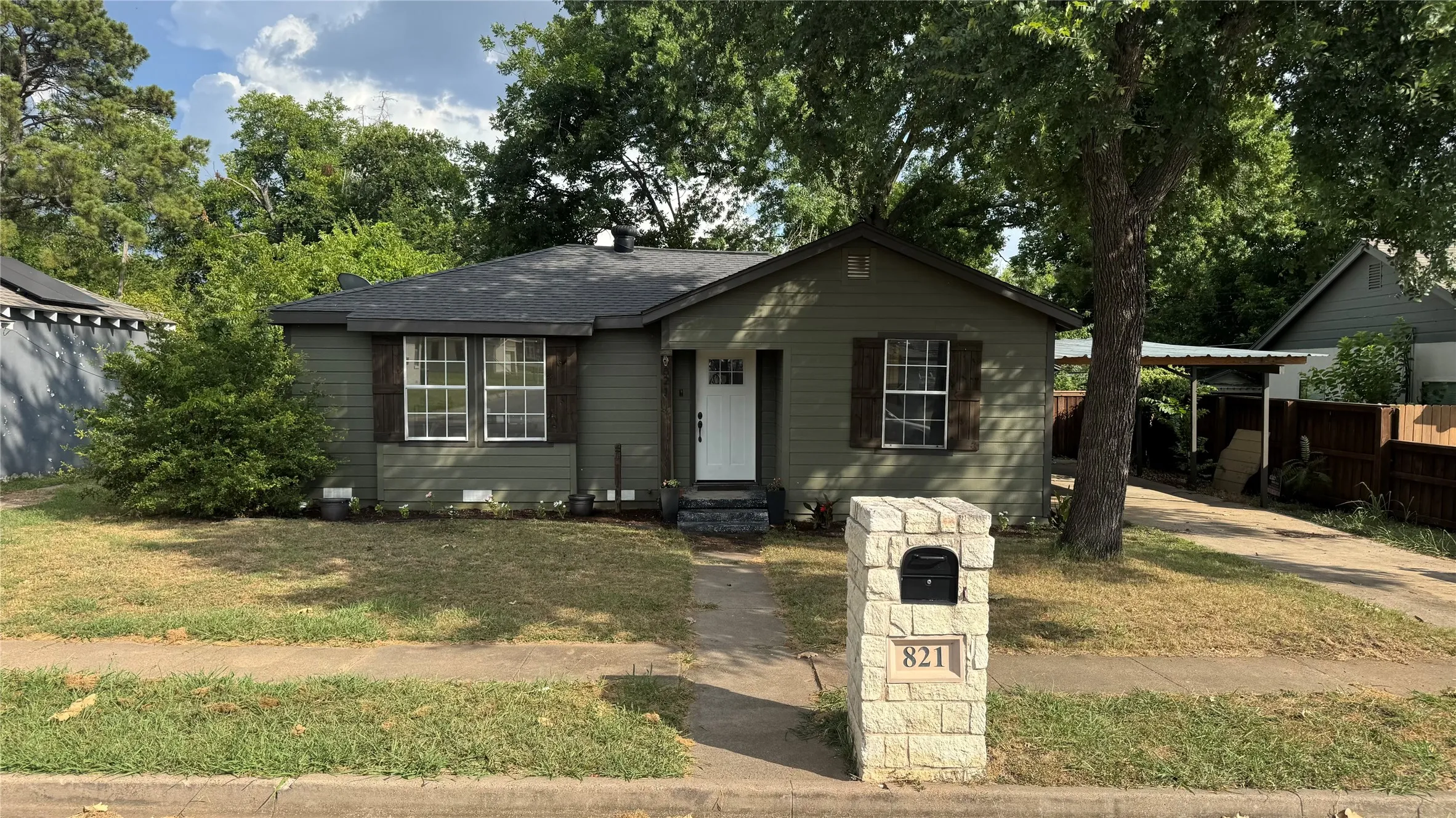 Single Family Residence For Sale in Johnson County , 821 College Street, Cleburne, Texas 76033, 3 Bedroom, 2 Bathroom, Garage spaces, 1,250 Sqft, built in 1944, mls#21324699, Real Estate Agent in Cleburne, Homes For Sale in Johnson county, Homes For Sale in Cleburne, Realtor in Cleburne Texas, Real Estate Brokerage Independent Realty Texas, Luminita Cordes Realtor